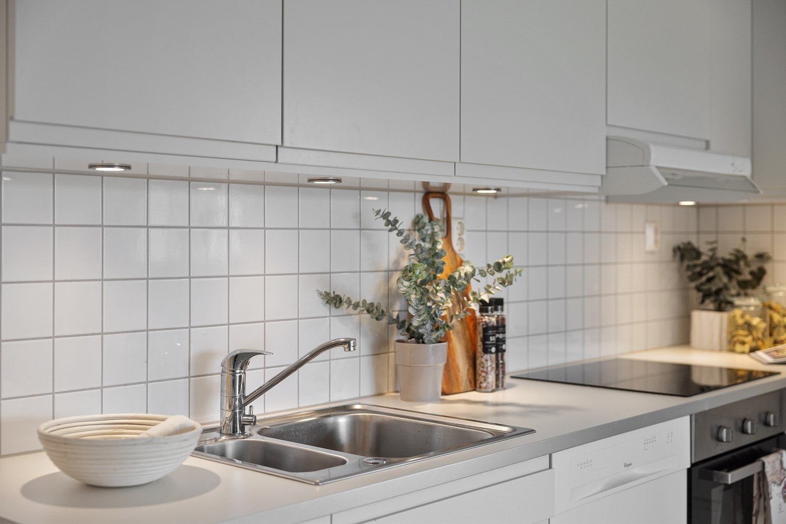 Takhøye overskap gir ekstra oppbevaringsplass. Galleribilde