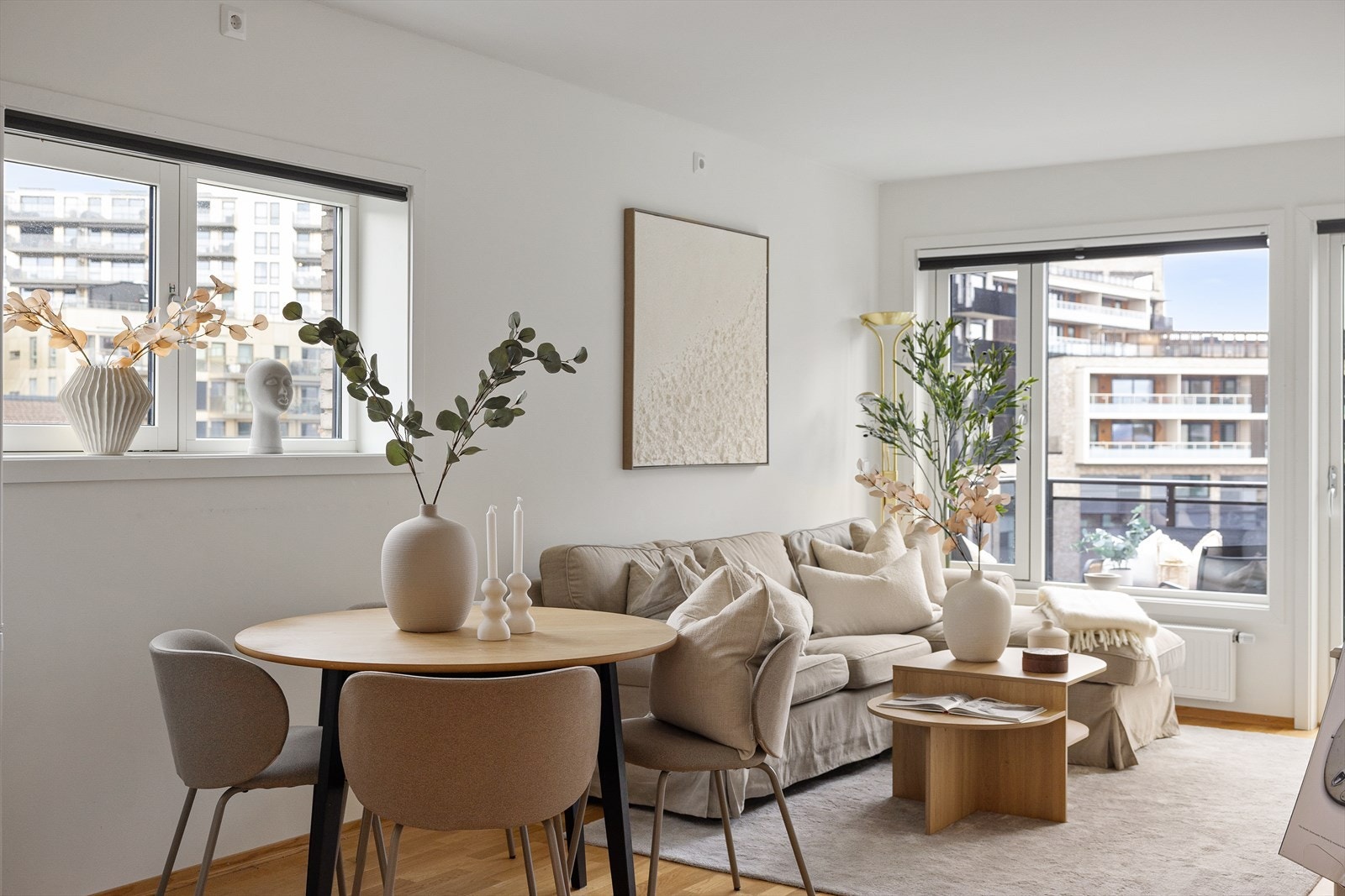 Planløsningen åpner opp for flere møbleringsmuligheter med god plass til sofagruppe, TV-møbler og spisebord med tilhørende stoler. Galleribilde