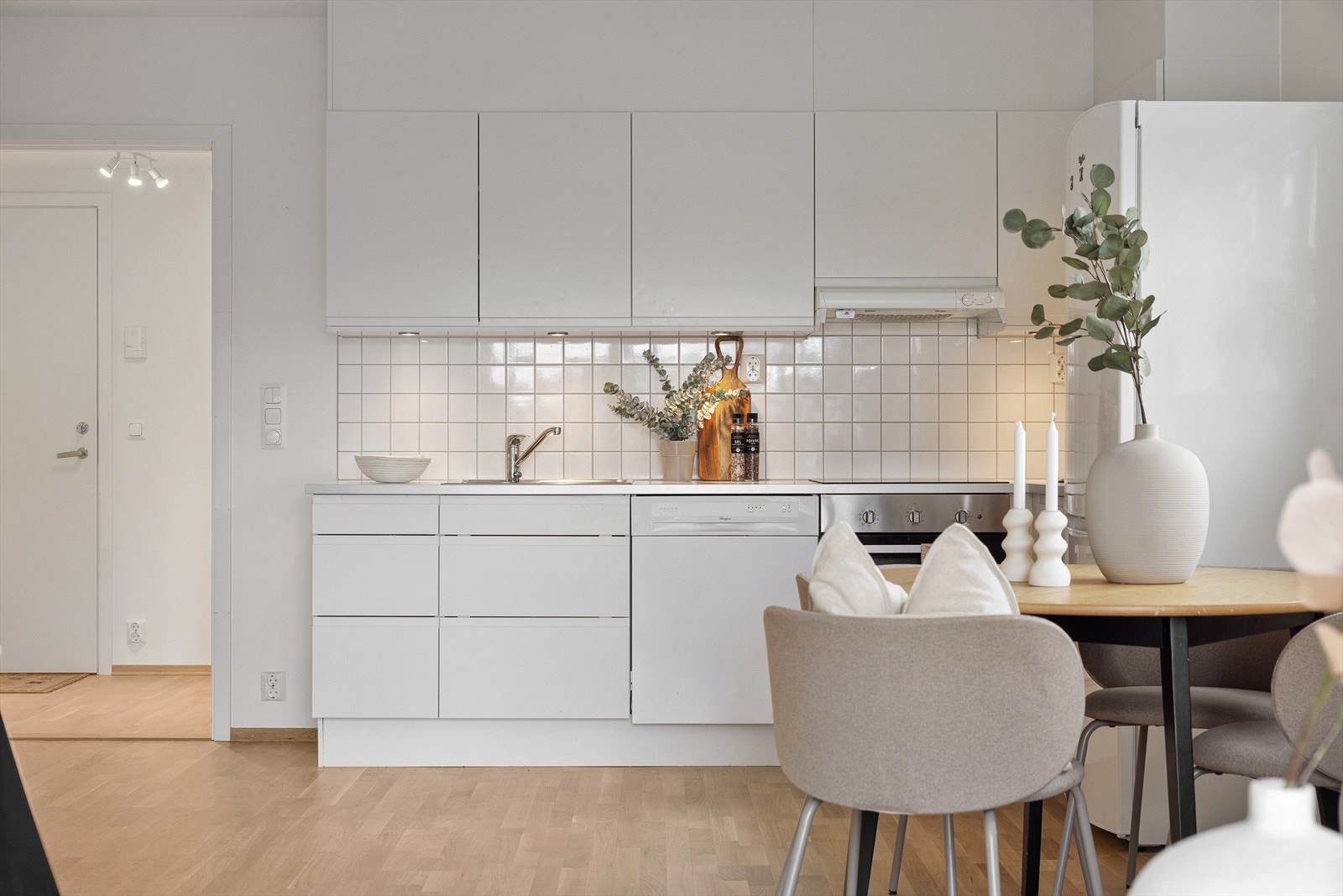 Moderne kjøkken med rikelig skap- og benkeplass. Galleribilde