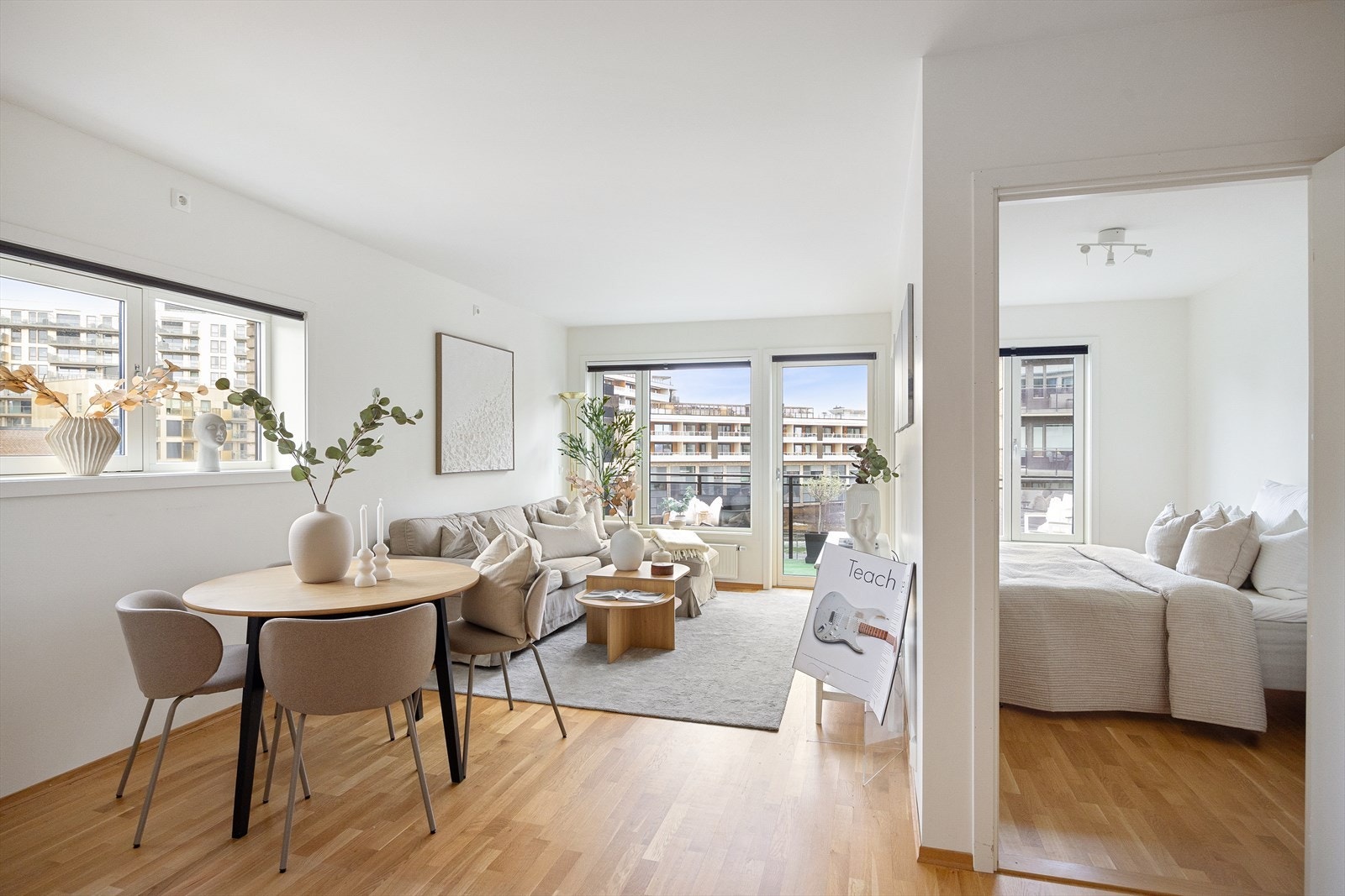 Fra stuen og kjøkkenet er det enkel adkomst til soverommet. Galleribilde