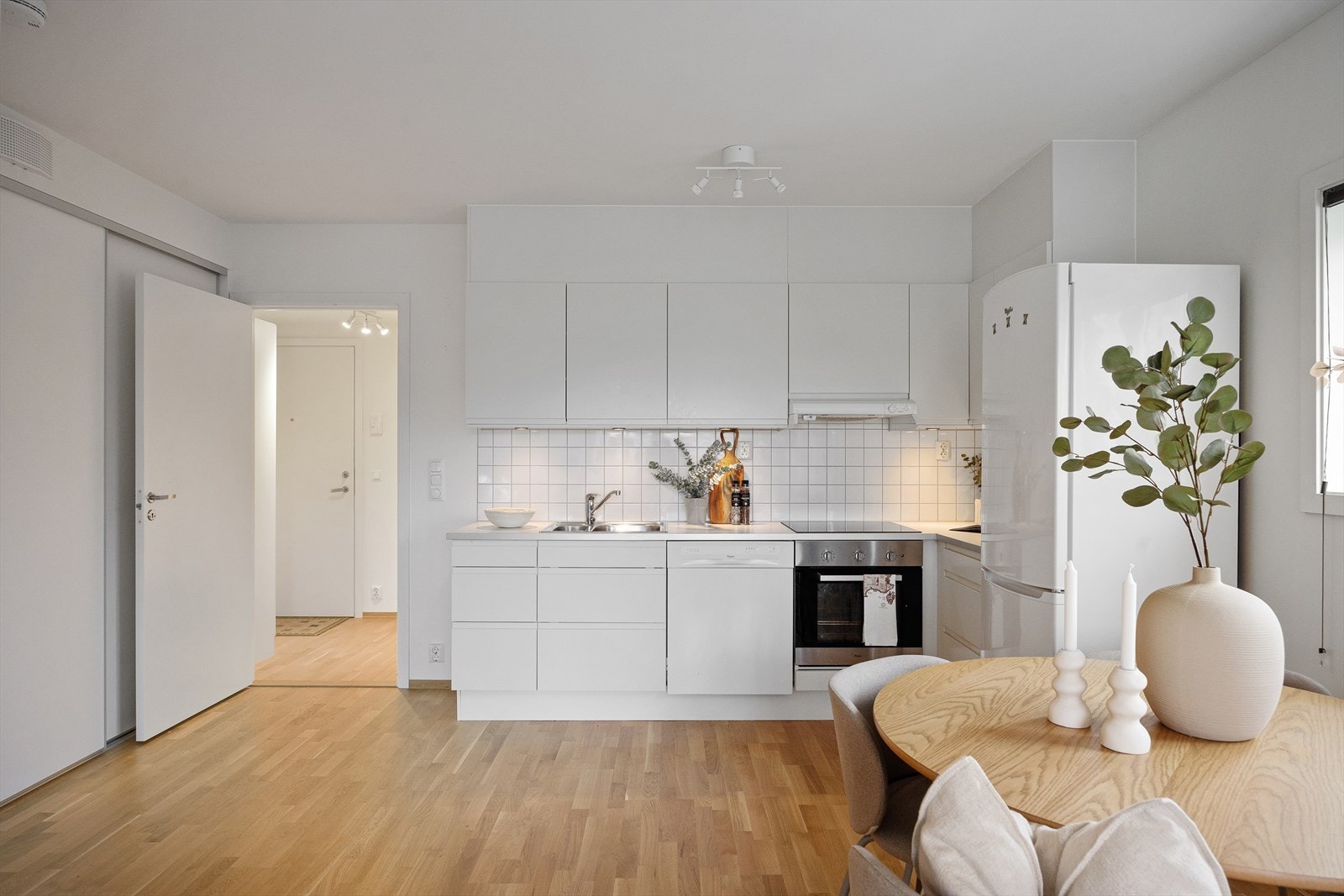 Kjøkkenet er i åpen løsning mot stuen, noe som skaper en lys og luftig atmosfære og gir en sosial og moderne planløsning. Galleribilde