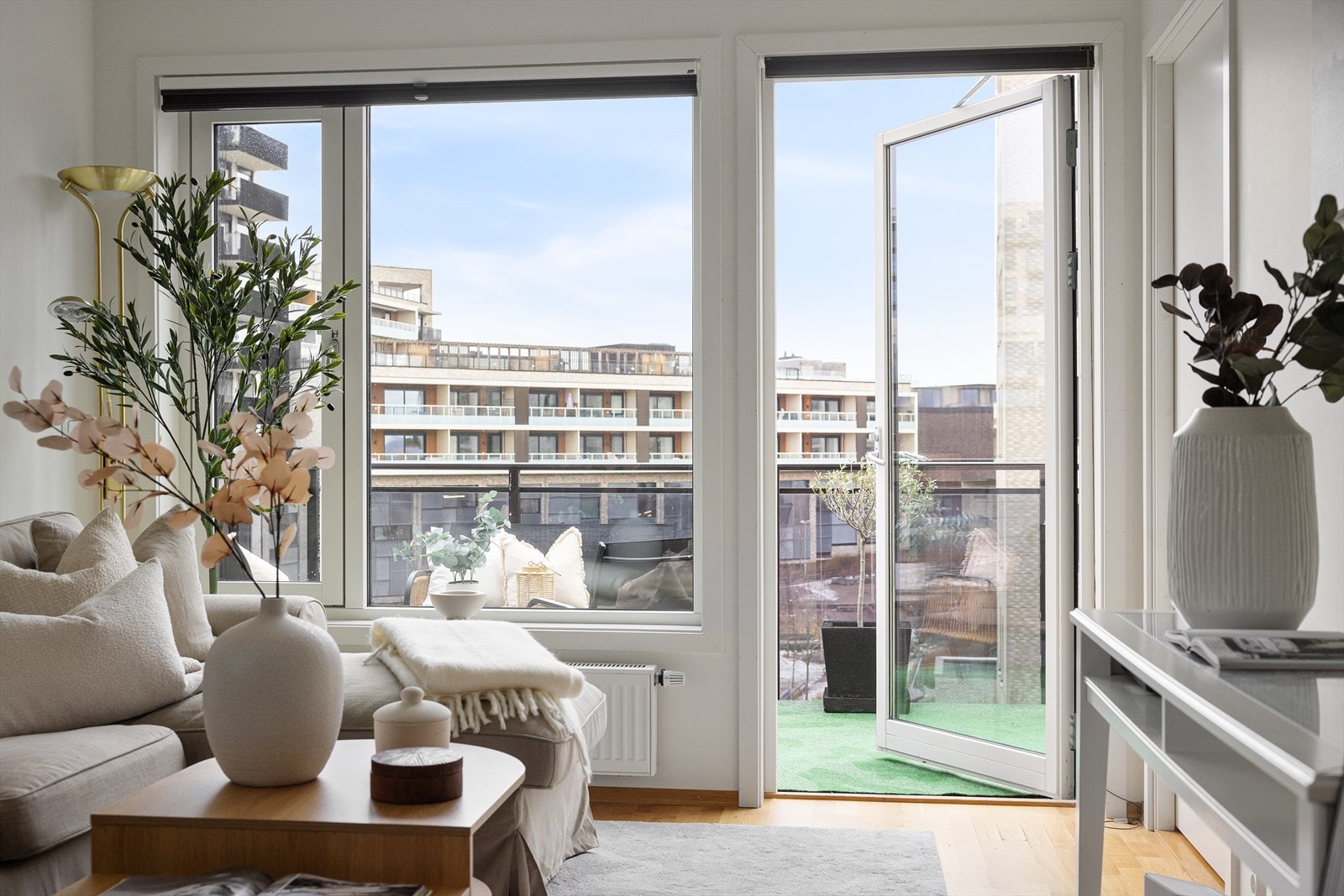 Stuen har vinduer med 3-lags pressglass fra 2018, som bidrar til god isolasjon og energieffektivitet. Galleribilde