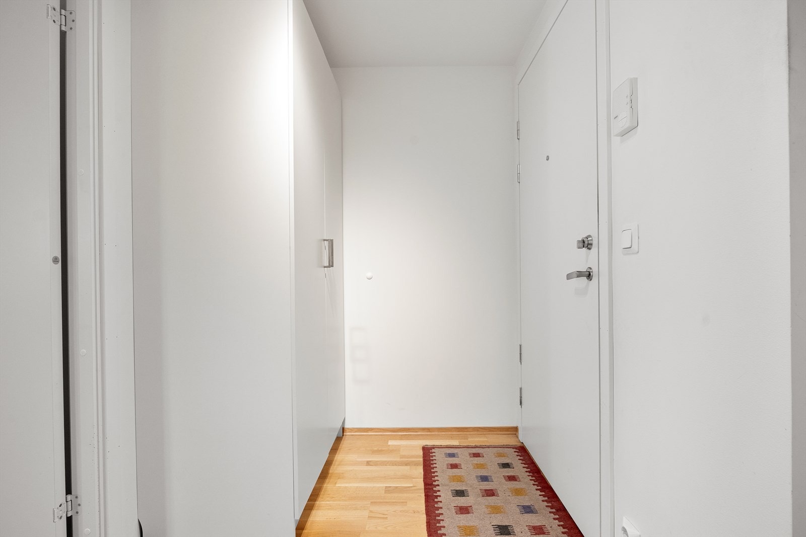 Rett ved entrédøren finner du et praktisk garderobeskap, som gir ekstra oppbevaringsplass for yttertøy og andre eiendeler. Galleribilde