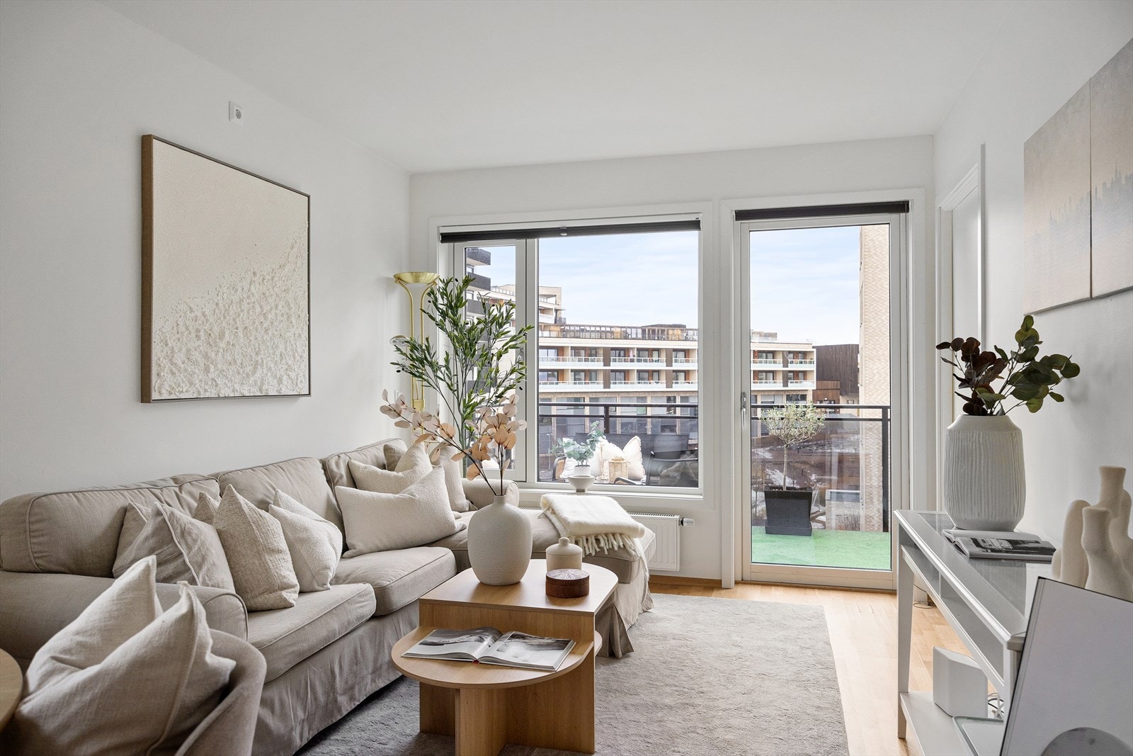 Gulvet er belagt med 3-stavs eikeparkett, og overflatene er malt i lyse fargetoner. Galleribilde