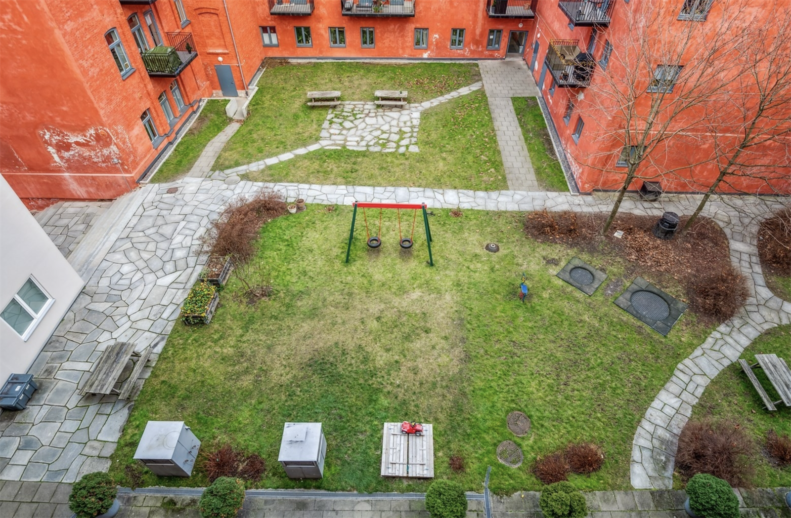 Ordentlig flott bakgård med sittegrupper o.l. Galleribilde