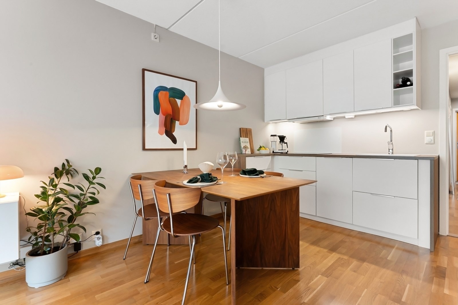 Kjøkkeninnredning fra 2018 med integrerte hvitevarer Galleribilde