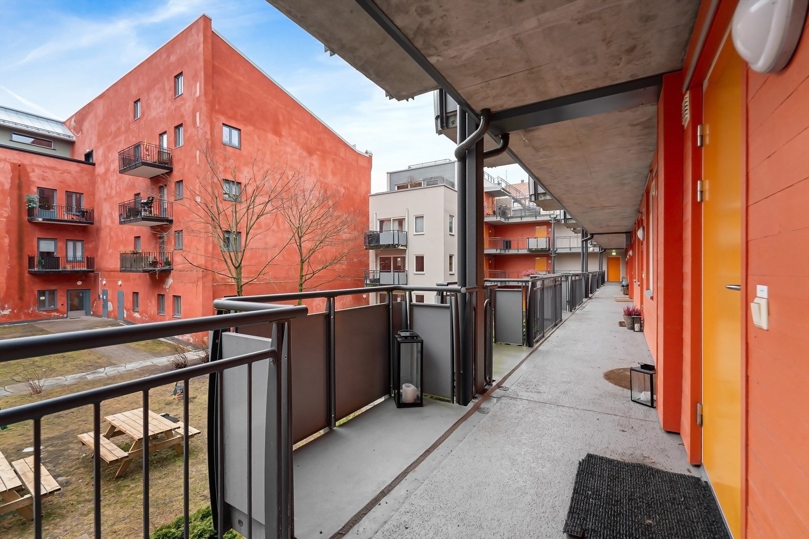 Egen inngang via svalgang. Stor grønn bakgård med sittegrupper Galleribilde