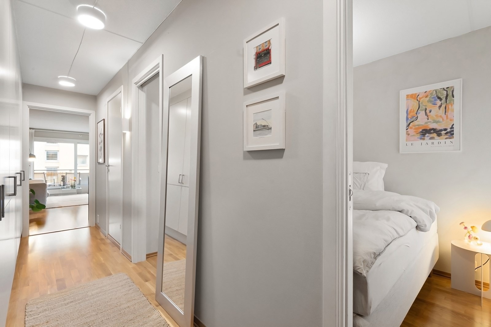 Soverommet har skyvedør på begge sider av sengen og masse skapplass i gangen Galleribilde