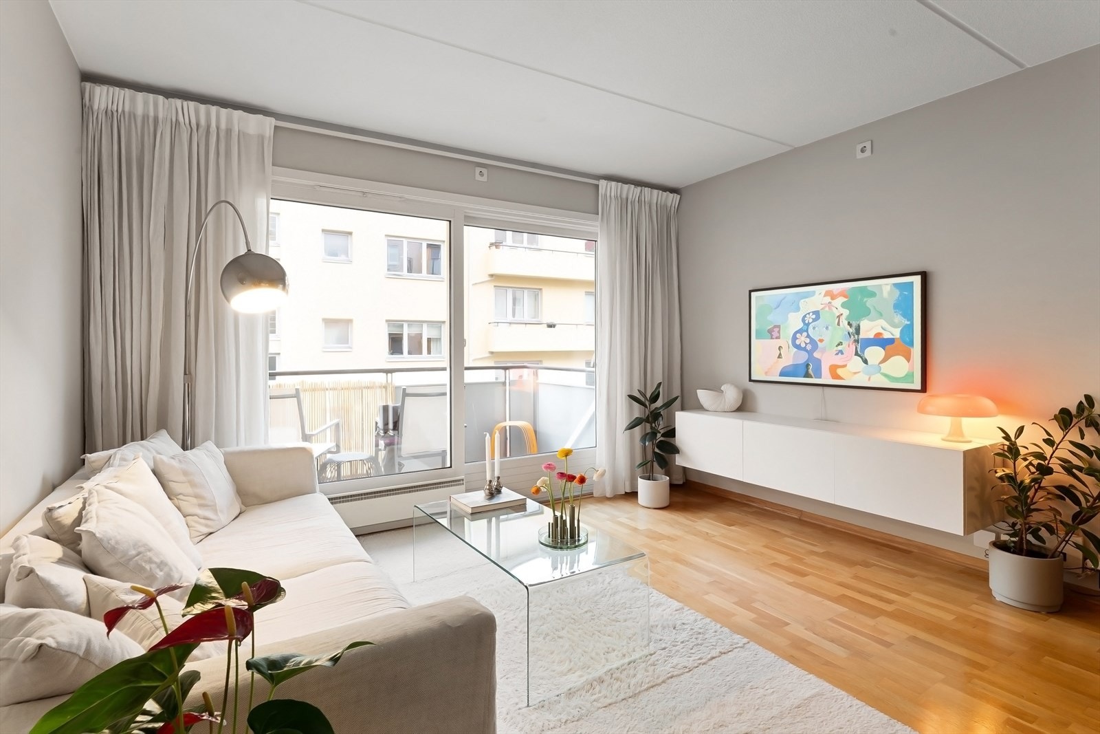 Romslig stue med store vindusflater Galleribilde