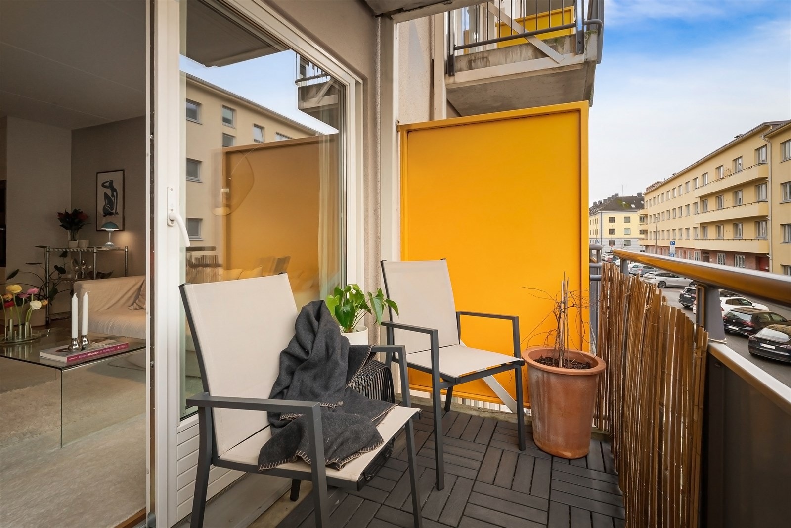 Stor flott sydvestvendt balkong med utgang fra stuen Galleribilde