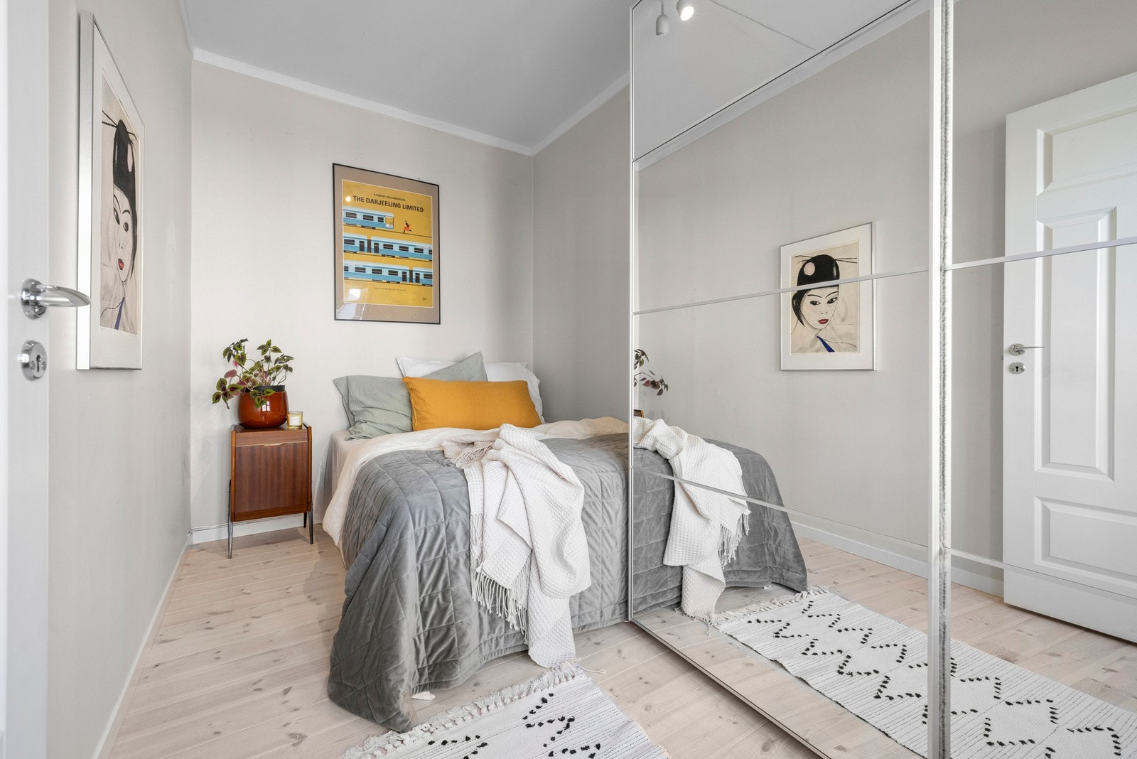 Hovedsoverom med plass til dobbeltseng, garderobeskap og nattbord. Galleribilde