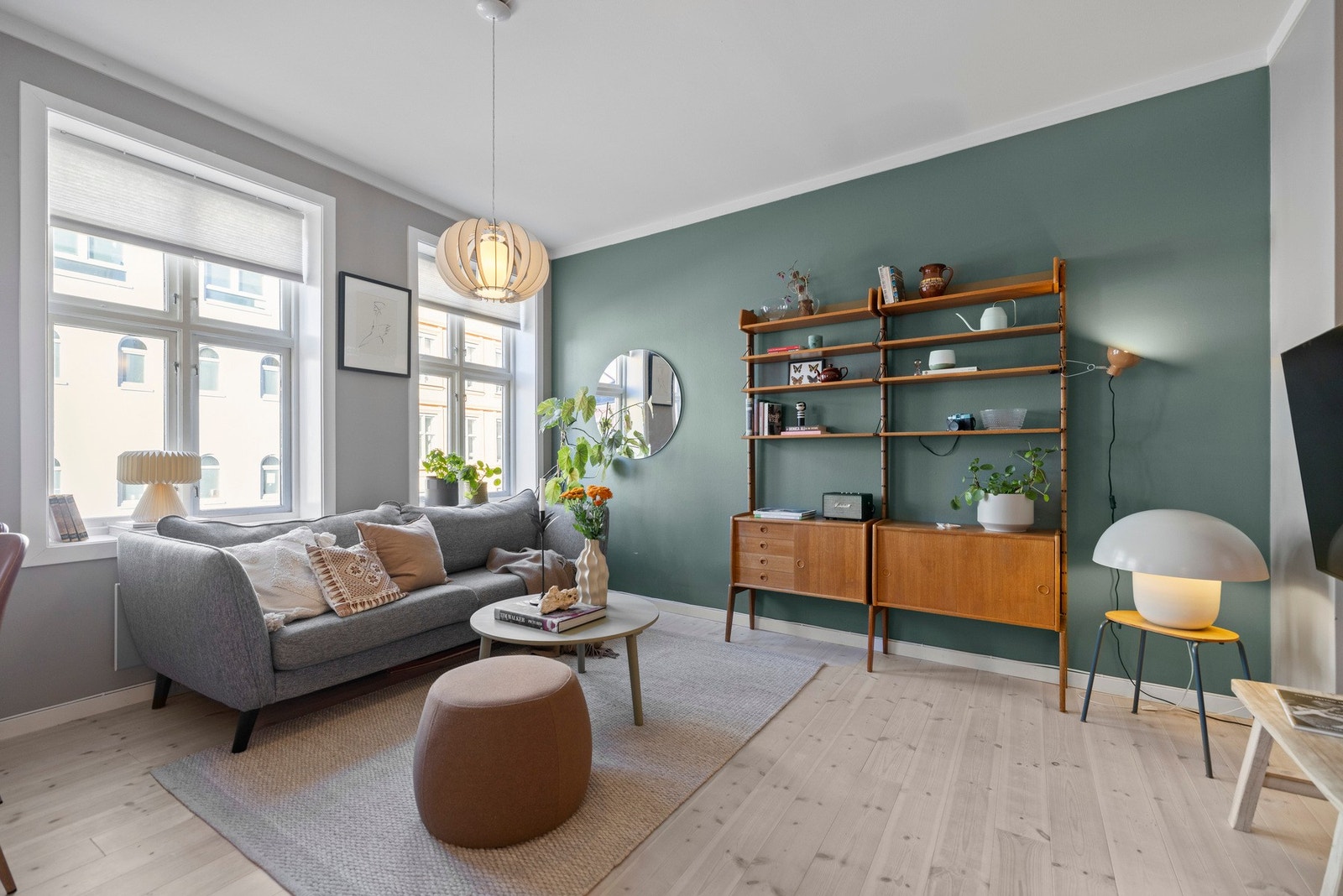 Stuen er av god størrelse med plass til sofa- og spisegruppe. Galleribilde