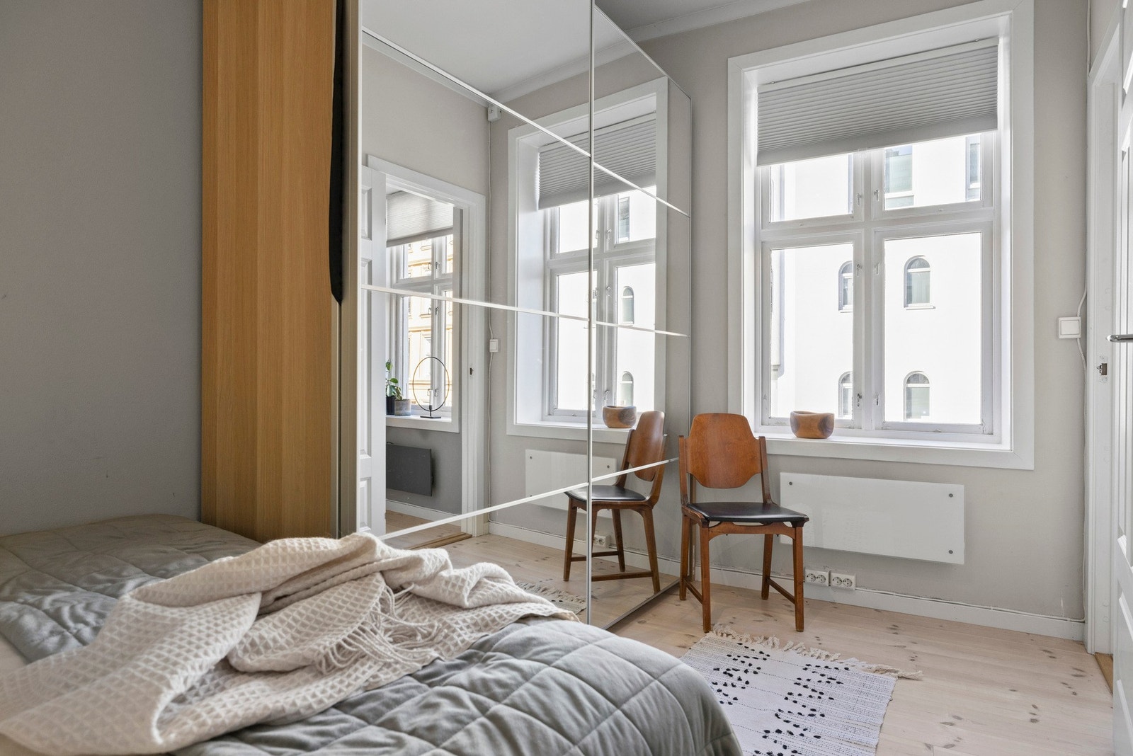 Hovedsoverom med plass til dobbeltseng, garderobeskap og nattbord. Galleribilde