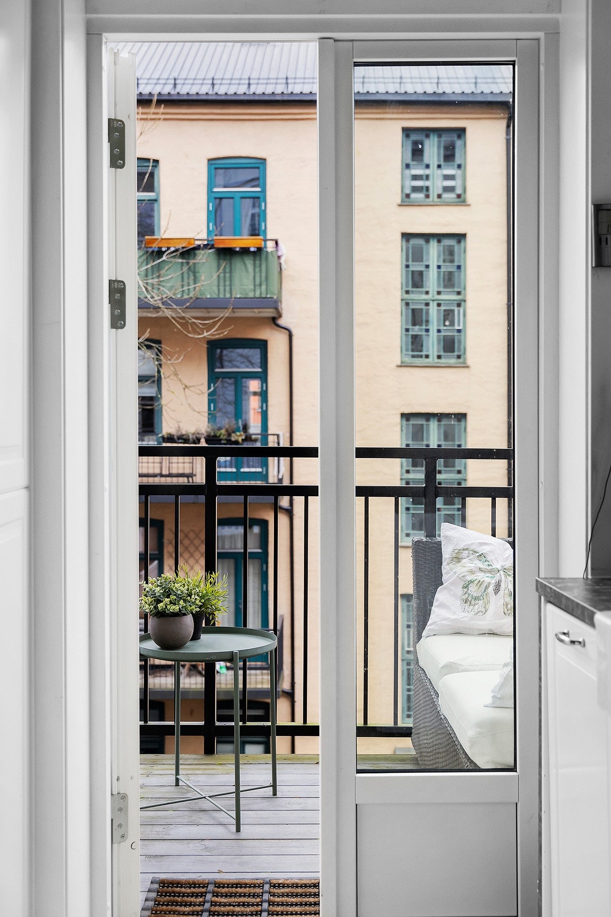 Fra kjøkkenet er det utgang til balkong. Galleribilde