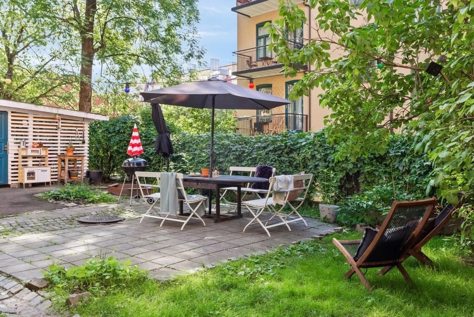 Bakgården er pent opparbeidet med flere sittegrupper, grøntområde og grill. Galleribilde