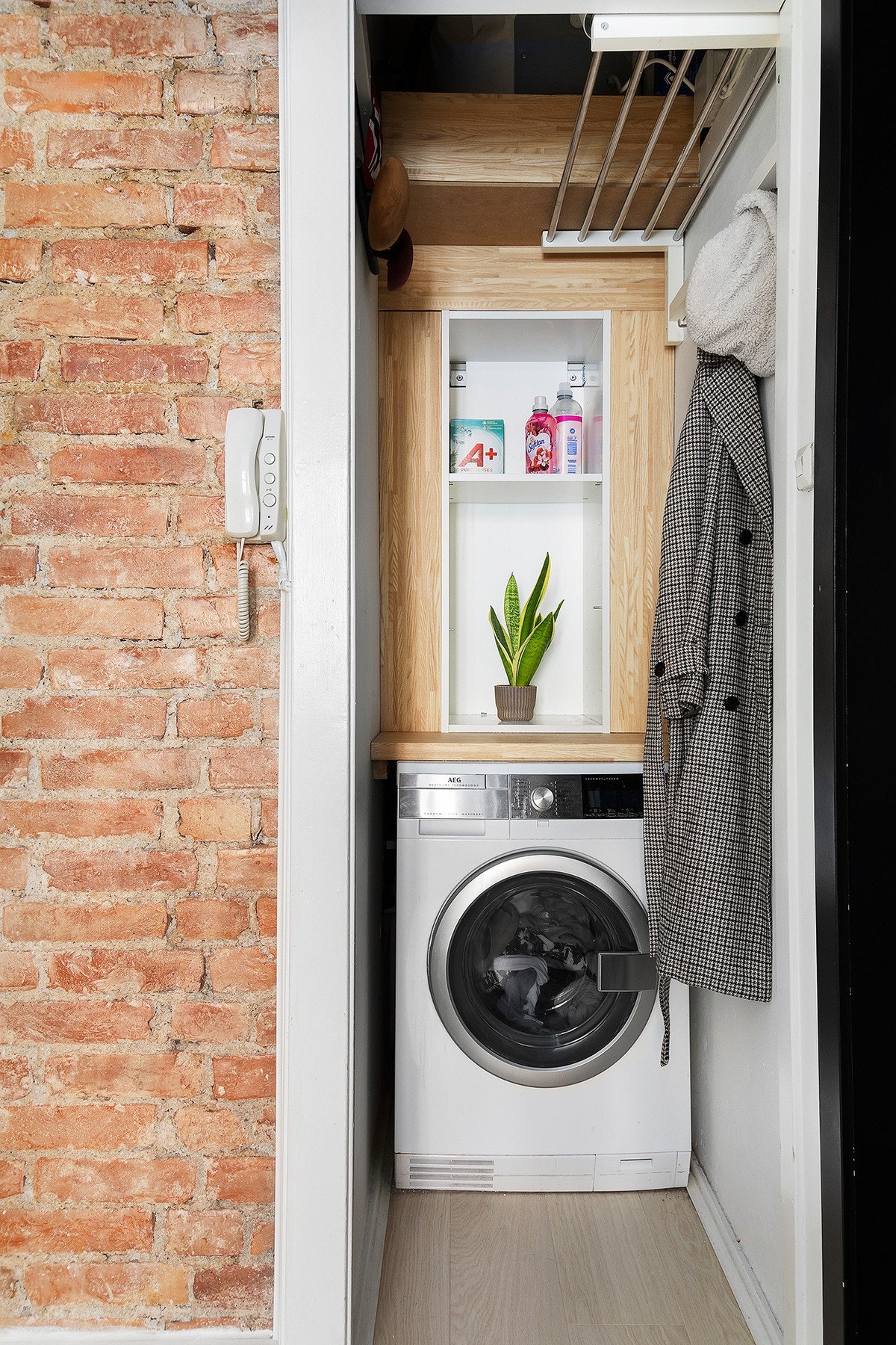 Fra entréen er det inngang til en innvendig bod med opplegg for vaskemaskin. Galleribilde