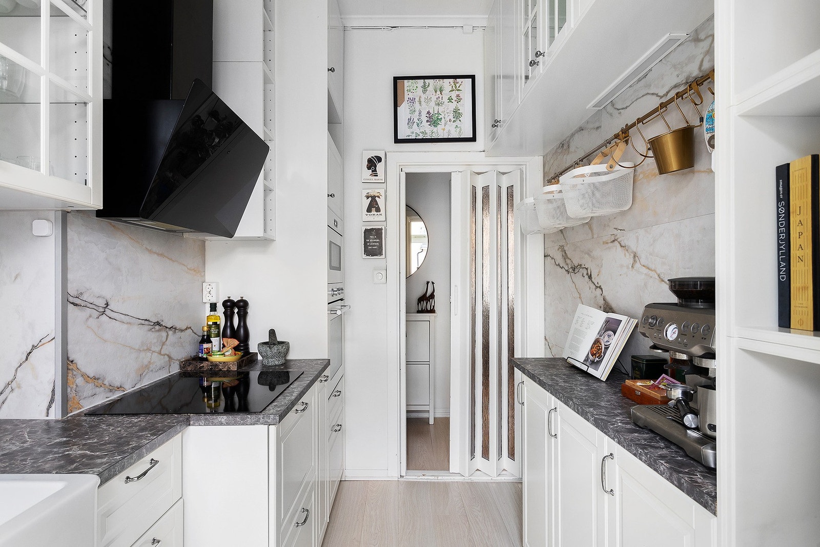 Lys og tidløs kjøkkeninnredning fra 2022. Galleribilde