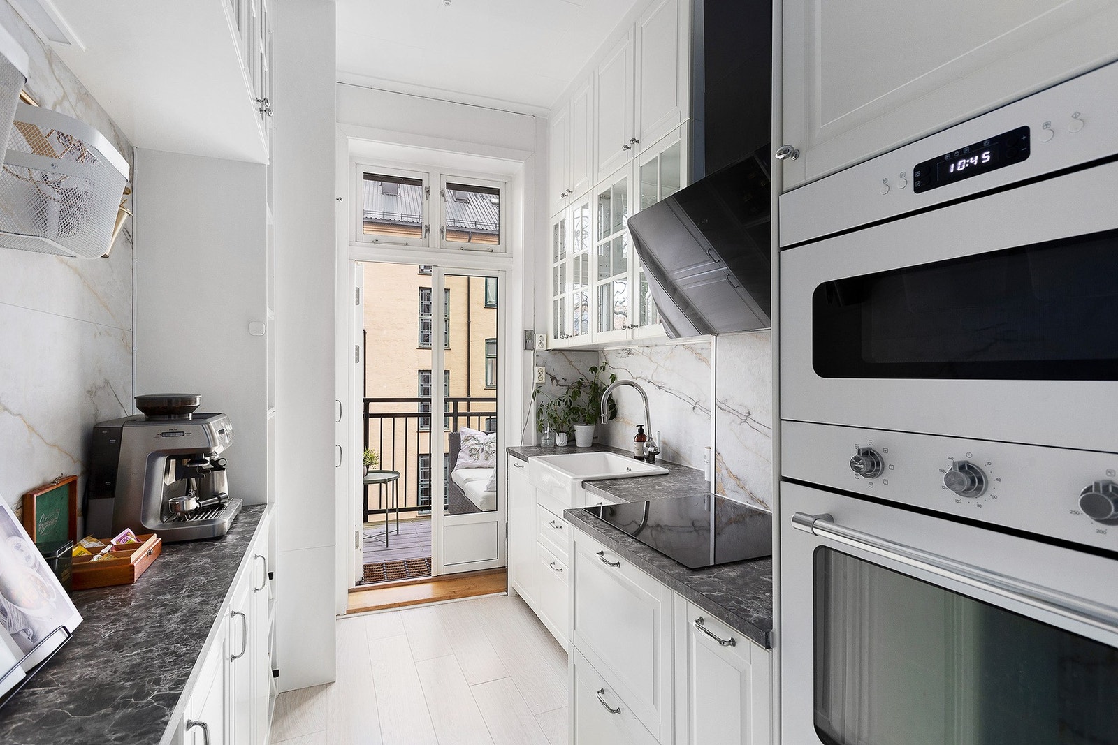 Integrert oppvaskmaskin, kjøl/fryseskap, mikro, stekeovn og induksjon platetopp. Galleribilde