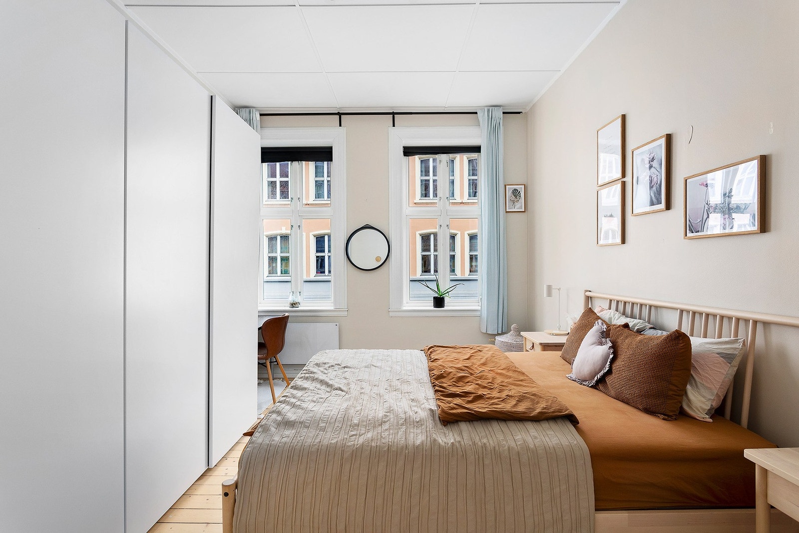 Innbydende soverom med plass til dobbeltseng og nattbord. Galleribilde