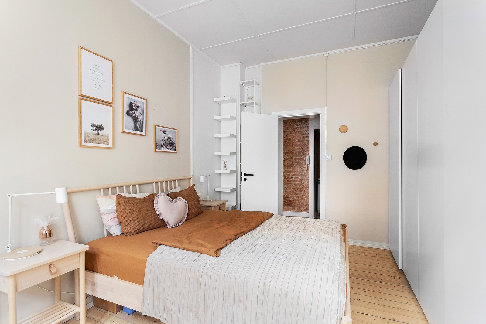 Rommet er av god størrelse, og har godt med oppbevaringsplass i garderobeskap. Galleribilde