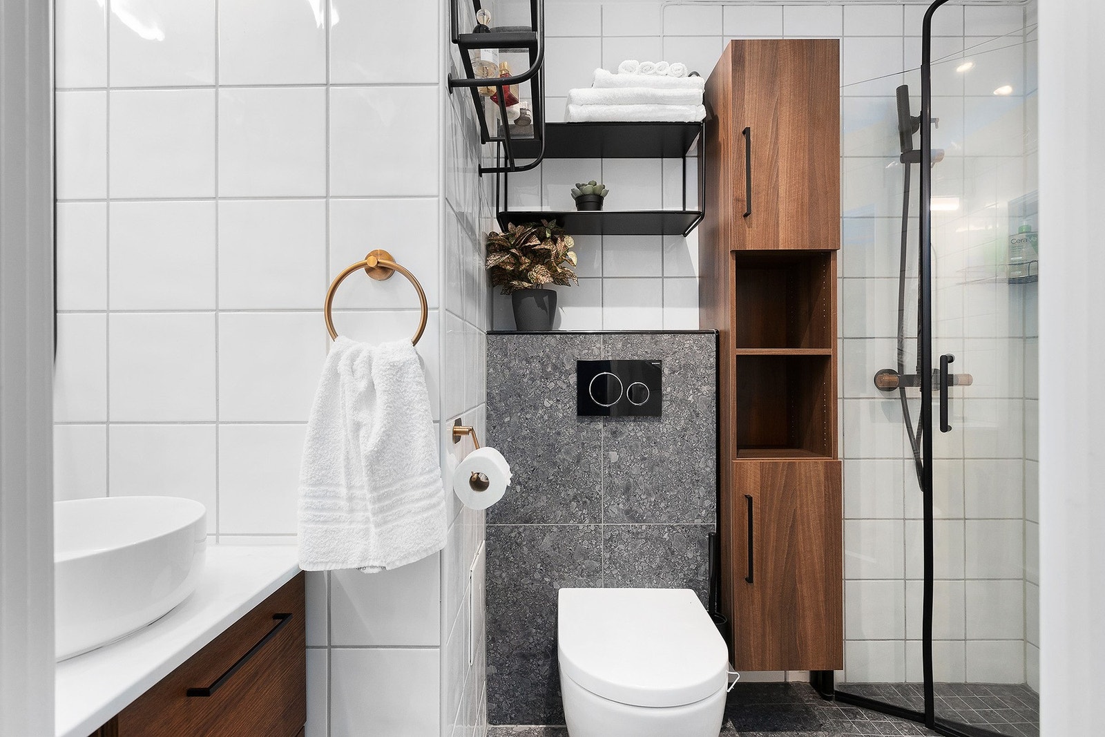 Delikat, flislagt bad med gulvvarme. Galleribilde