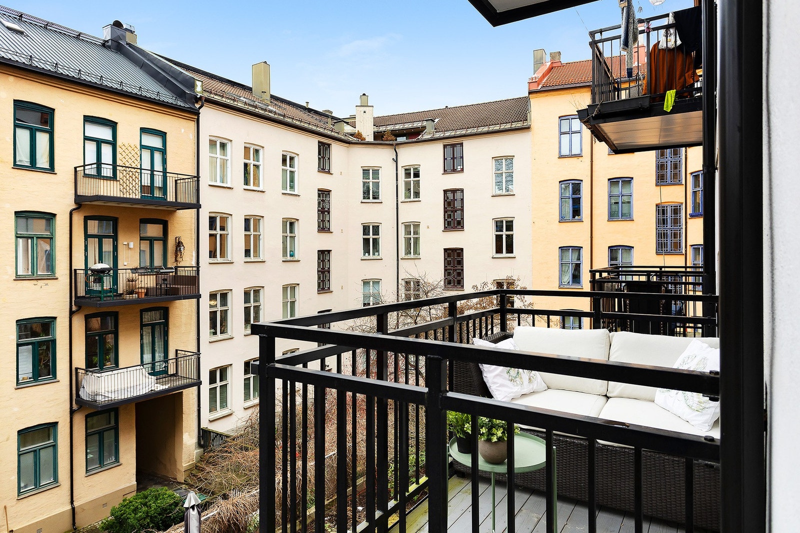 Balkongen er på ca. 3,4 kvm. Her er det plass til utemøblement. Galleribilde