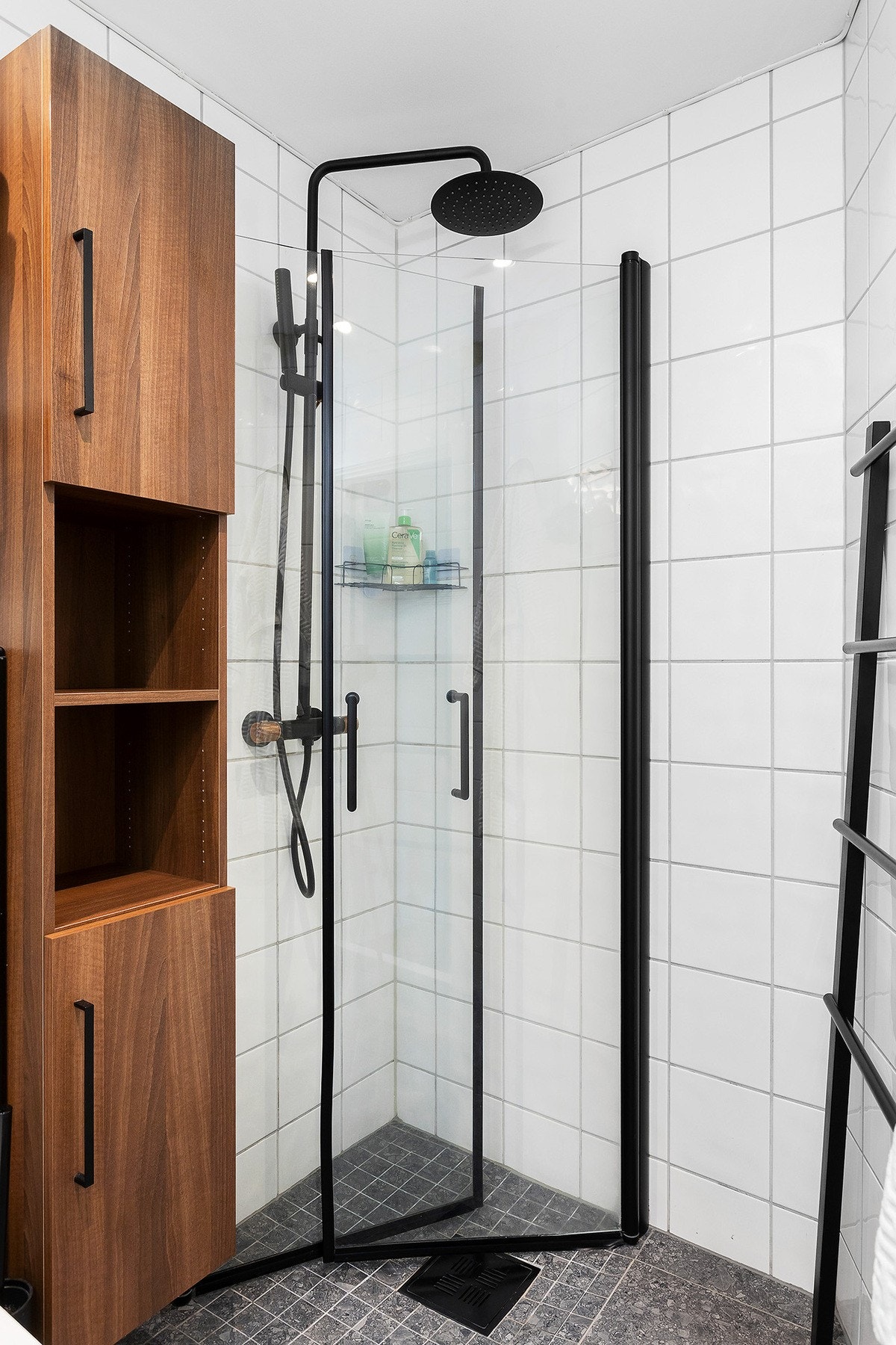 Baderommet ble oppgradert i 2021/2022 med ny gulvvarme, nye gulvfliser, downlights, innredninger og nytt
sanitærutstyr. Galleribilde