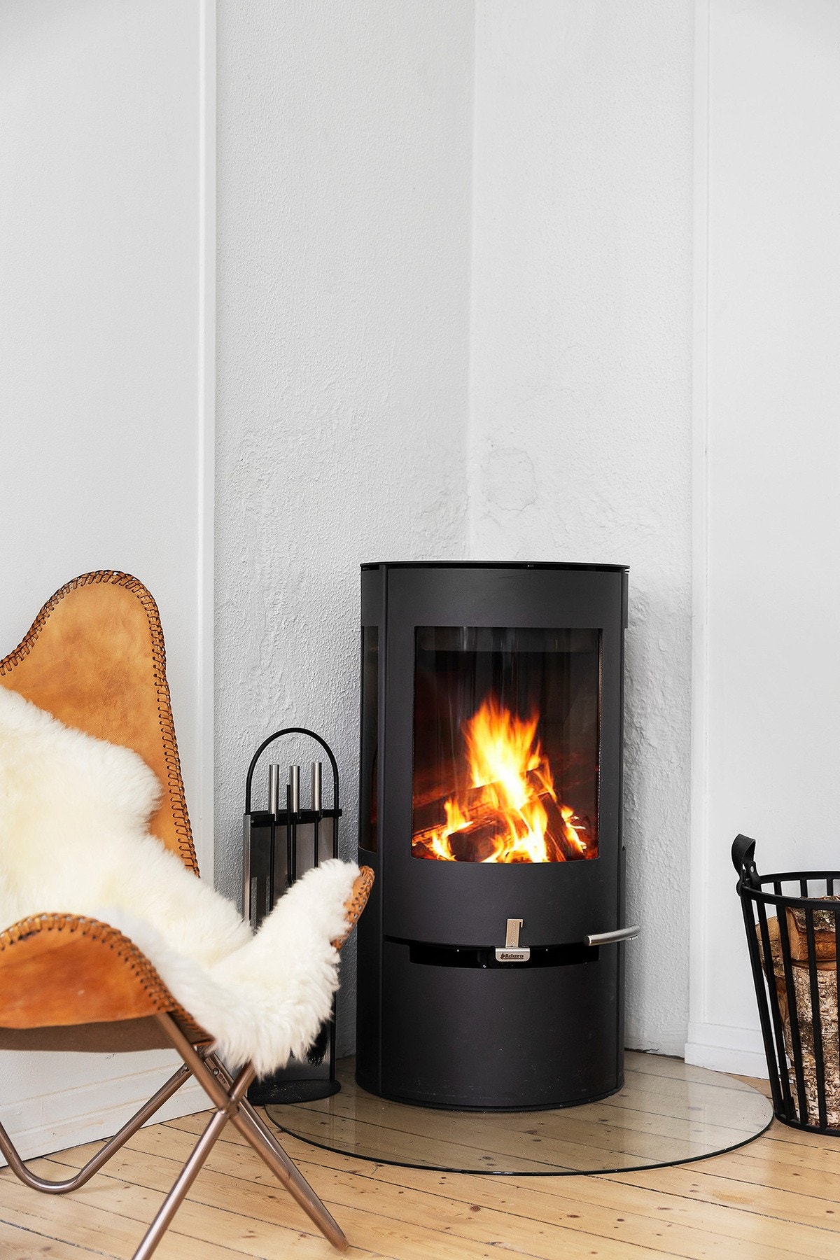 Stuen får en lun og koselig atmosfære med ildsted. Galleribilde