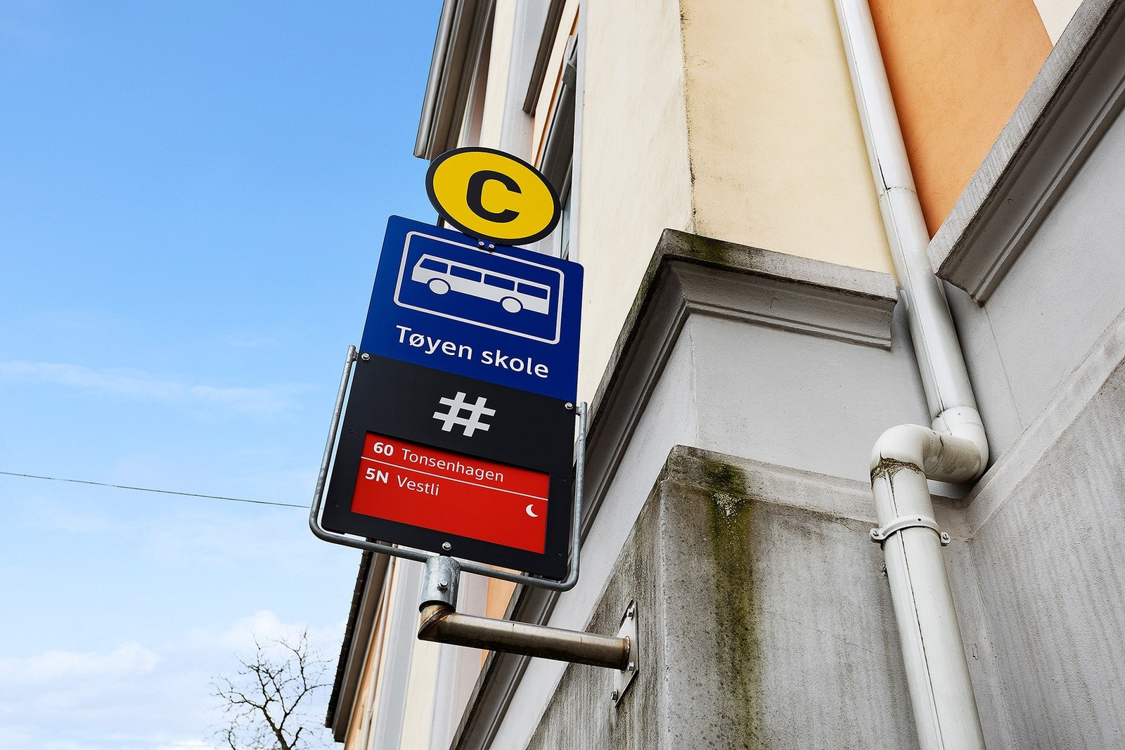 God dekning av kollektivtransport i området med buss, trikk og T-bane. Galleribilde