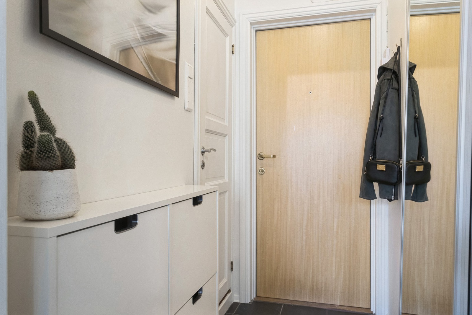 Velkommen inn. Her kan man henge fra seg i garderobeløsning. Galleribilde