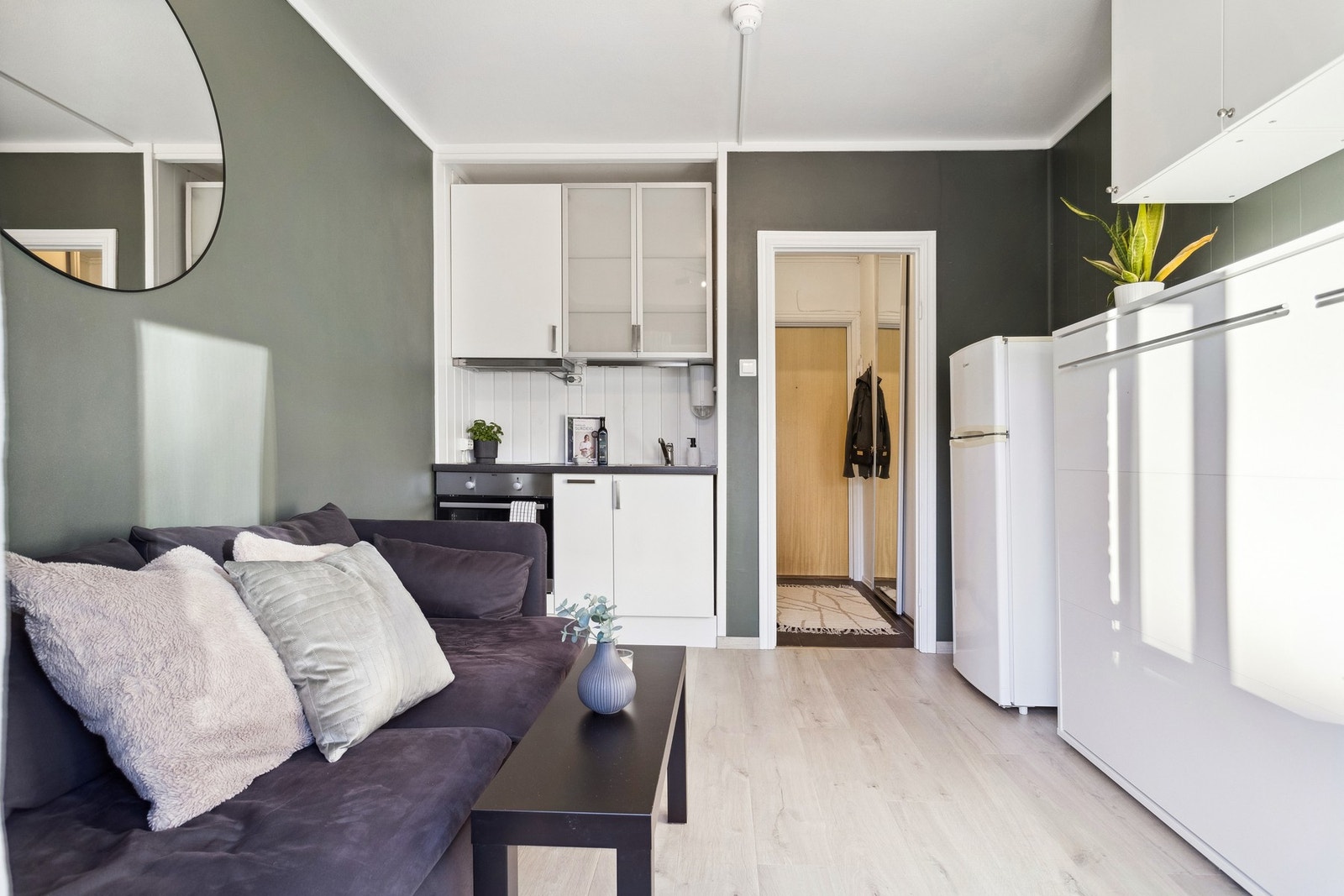 Stuen er lys og får mye natulig lys fra vindusflatene. Galleribilde