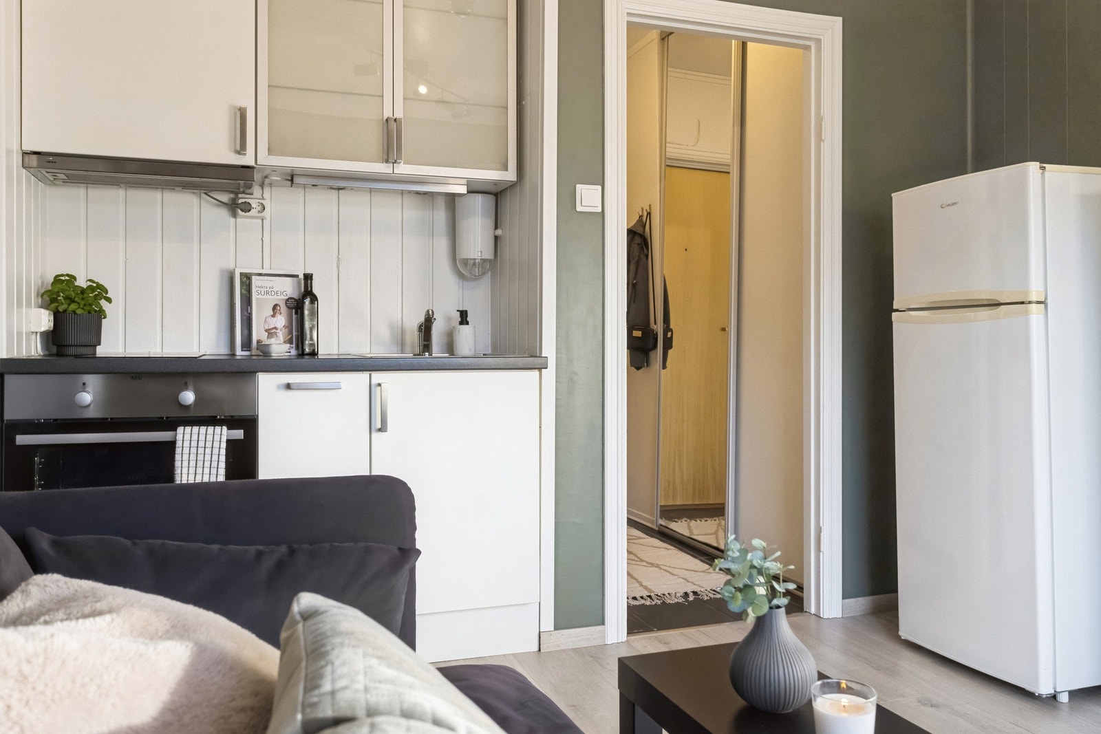 Kjøkken med komfyr, ovn og kjøleskap. Galleribilde