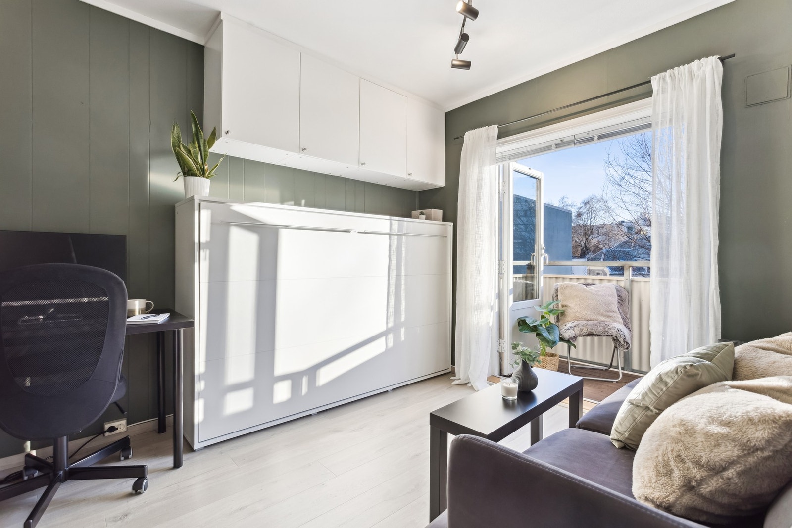 Balkongen nyter godt av solen. Galleribilde