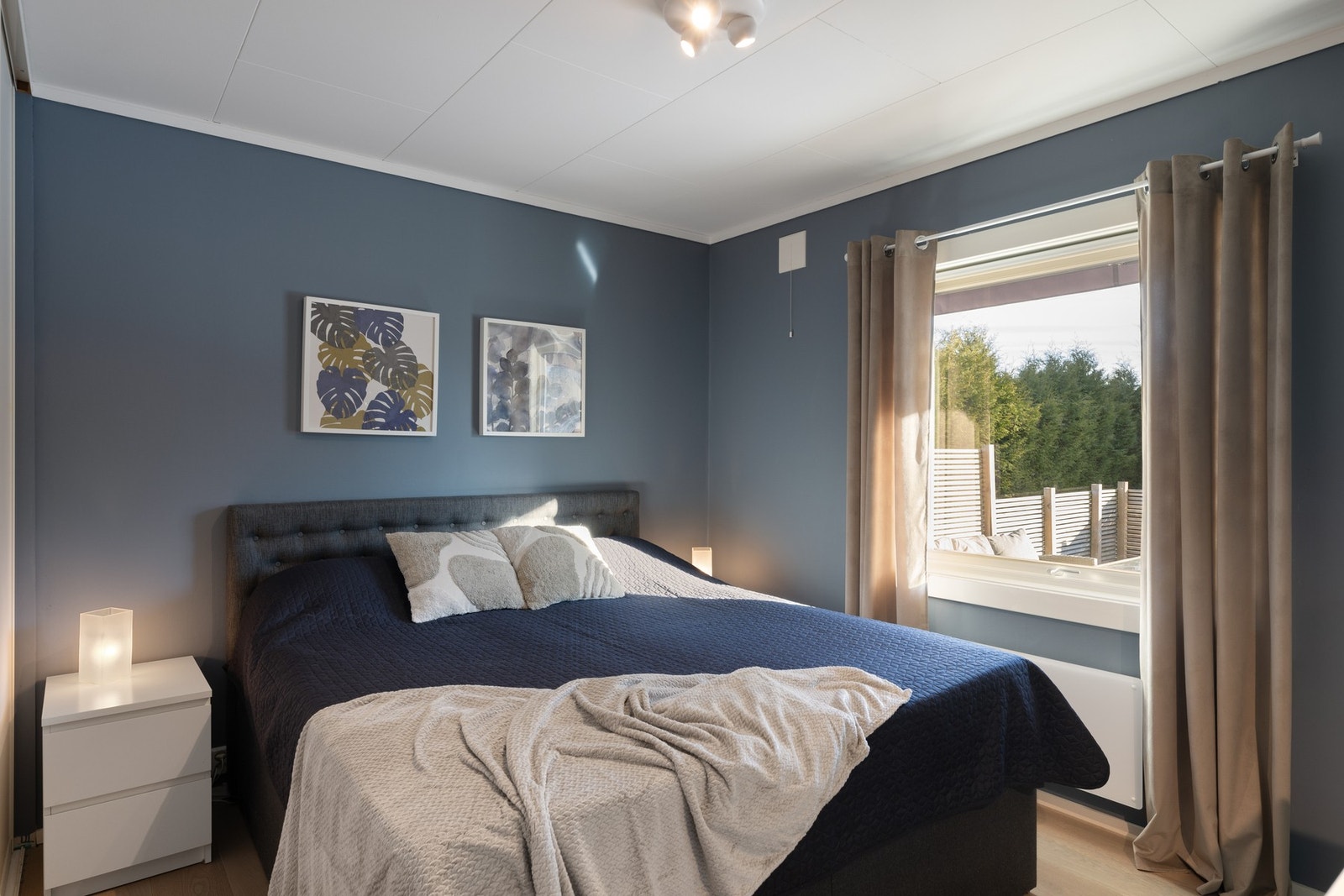 Hovedsoverom med skyvedørsgardeobe Galleribilde