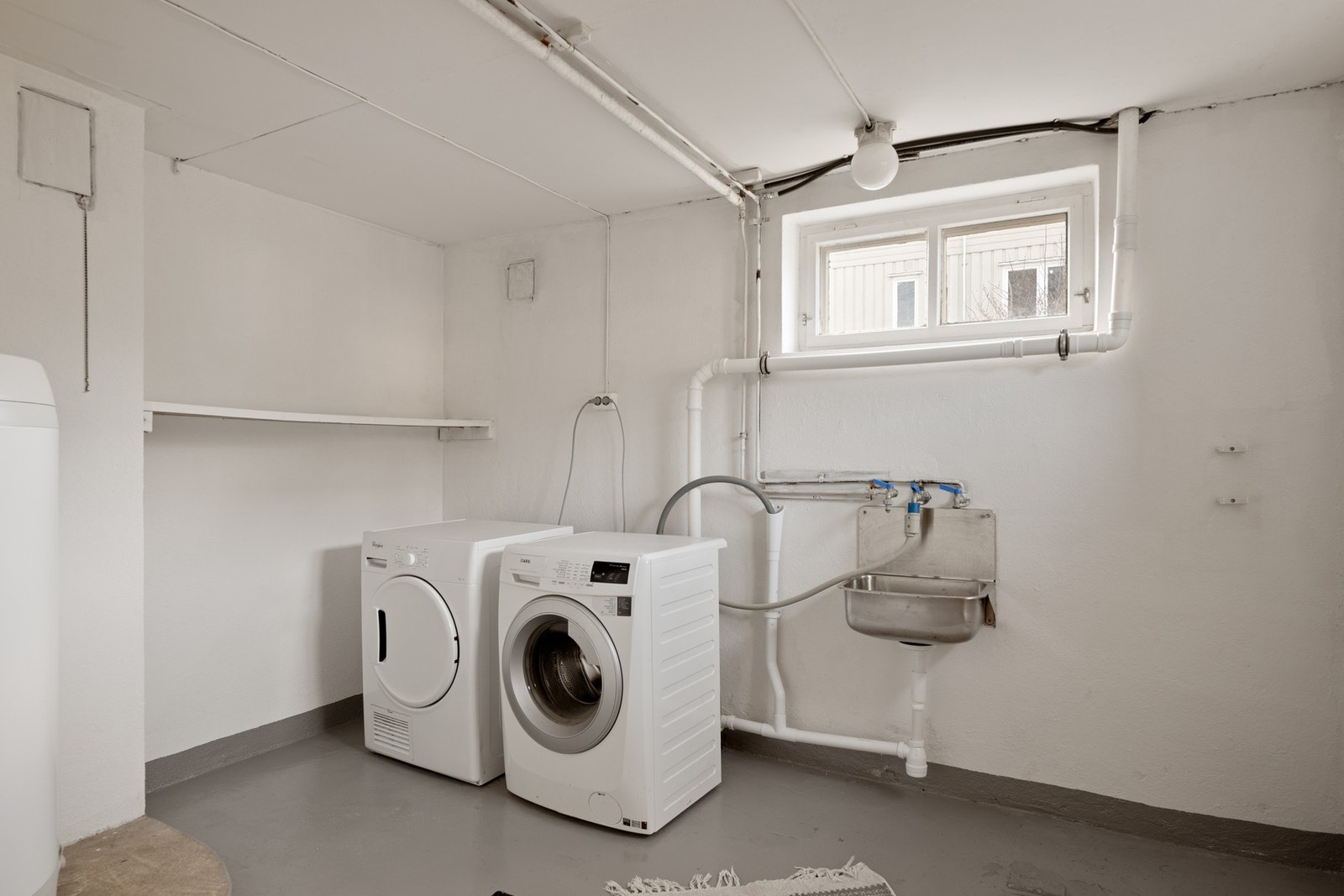 Husets praktiske vaskerom, som er av god størrelse Galleribilde