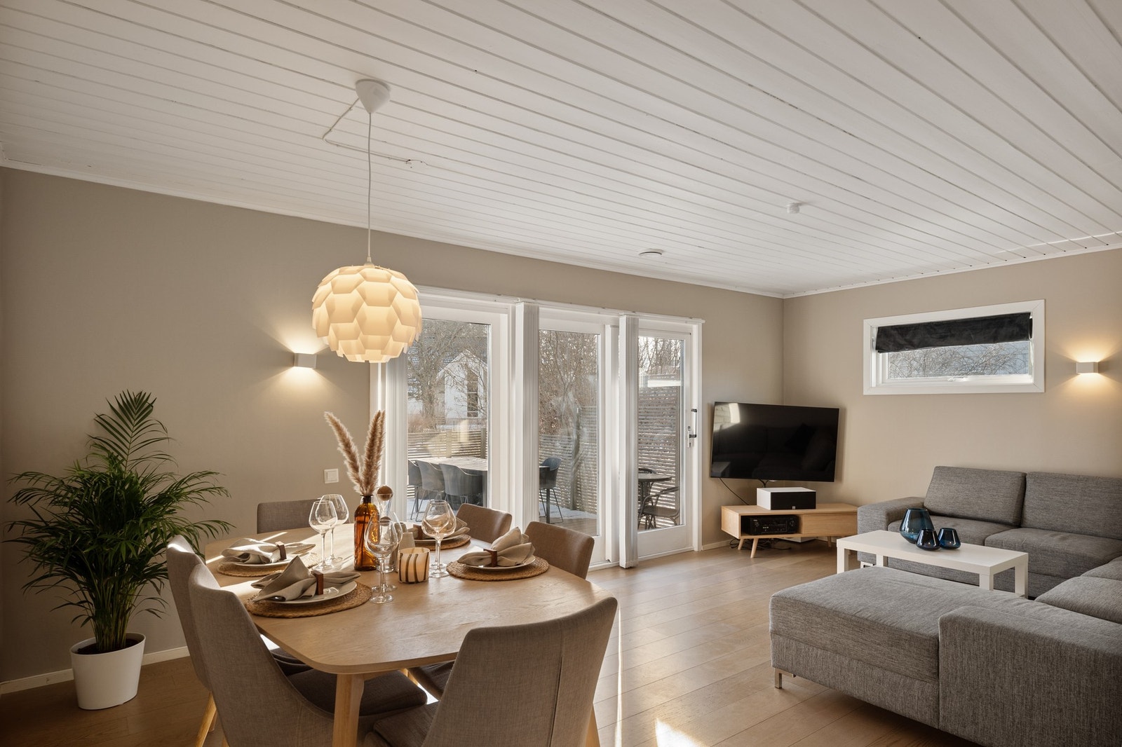 Stuen er kombinert med spisebord og hjørnesofa Galleribilde