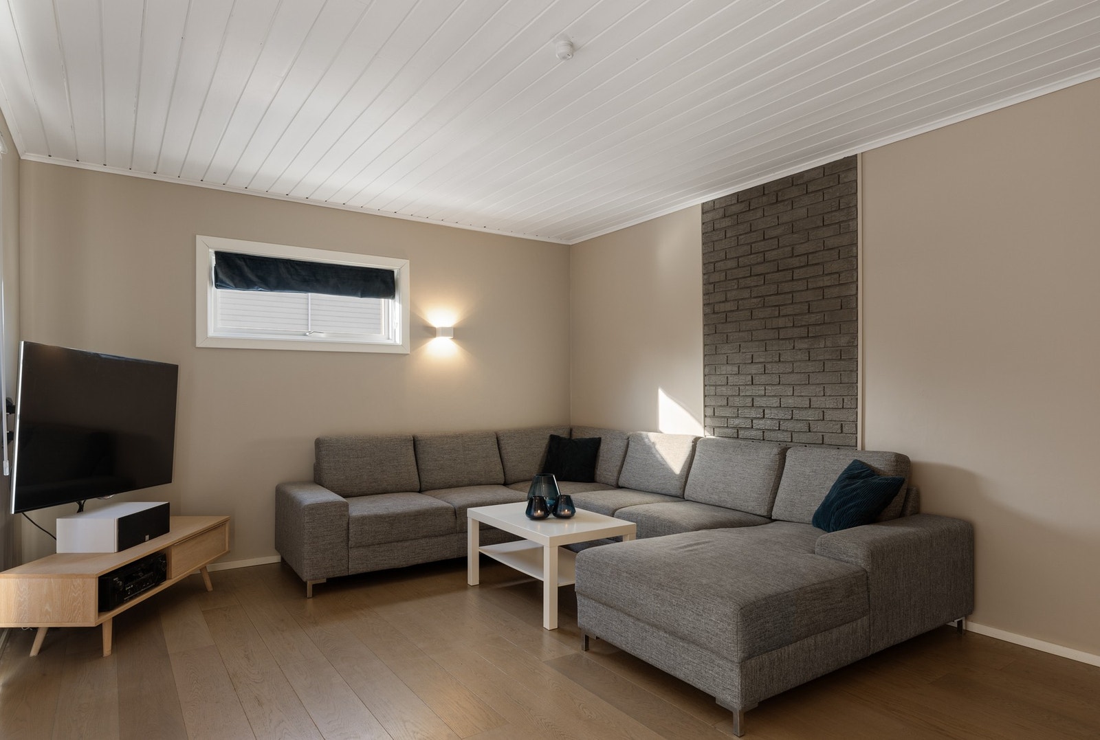 I stuen får du plass til en stor hjørnesofa, som utgjør tv-kroken Galleribilde