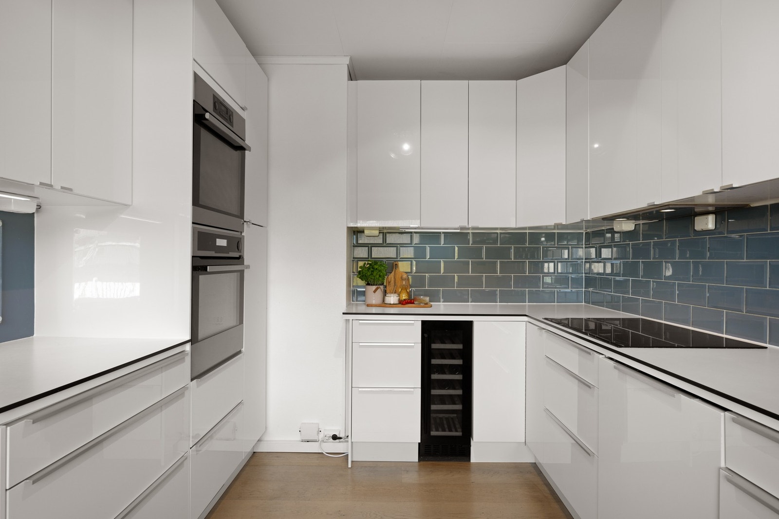 På kjøkkenet er det integrerte komfyrovner, vinskap, oppvaskmaskin og platetopp Galleribilde