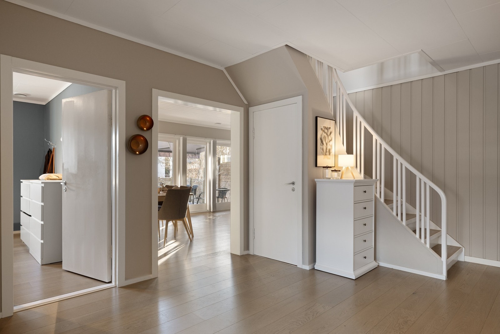 I midtgangen er det trapp til over- og underetasje Galleribilde