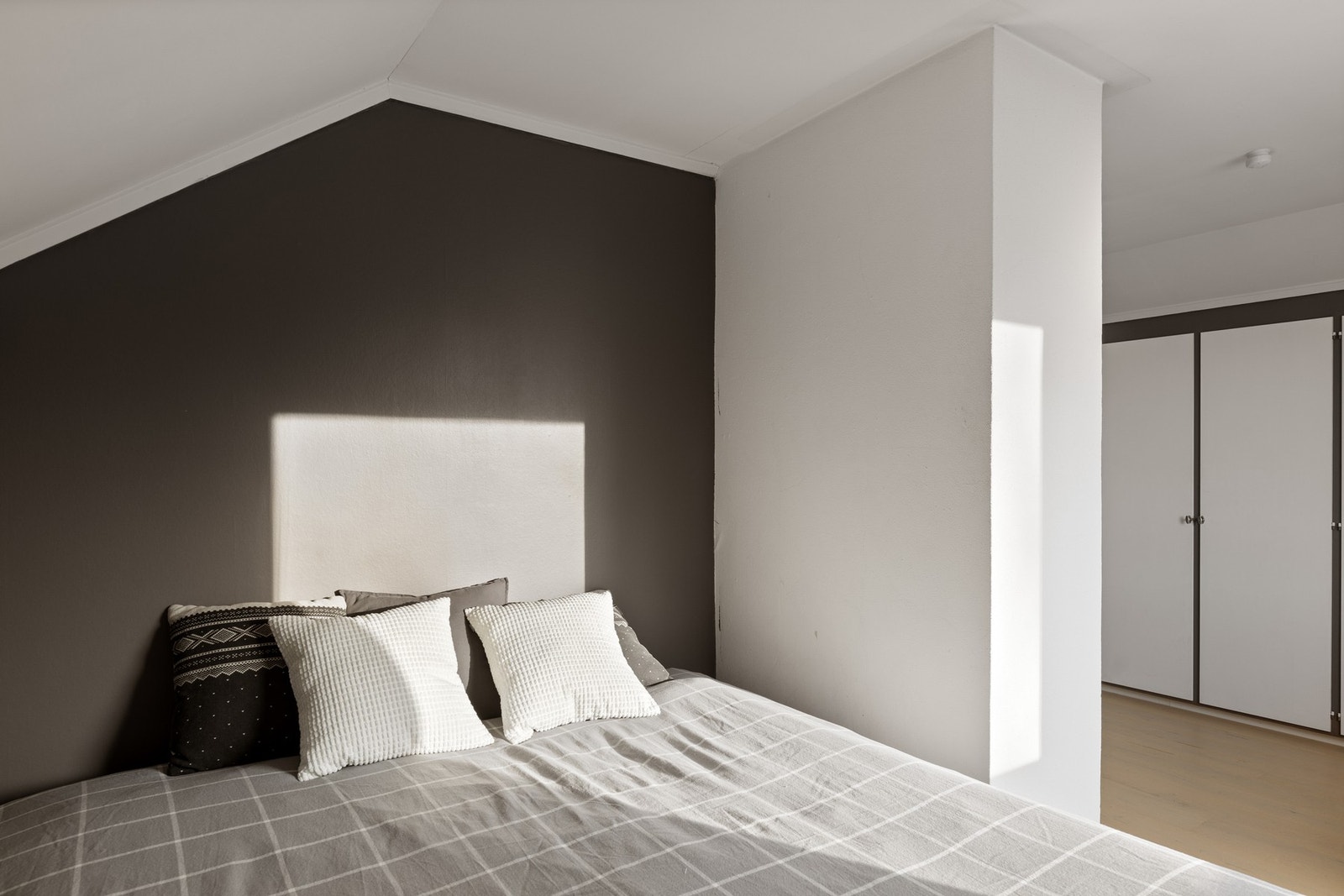 Det er også rikelig garderobeplass i plassbygd garderobe Galleribilde