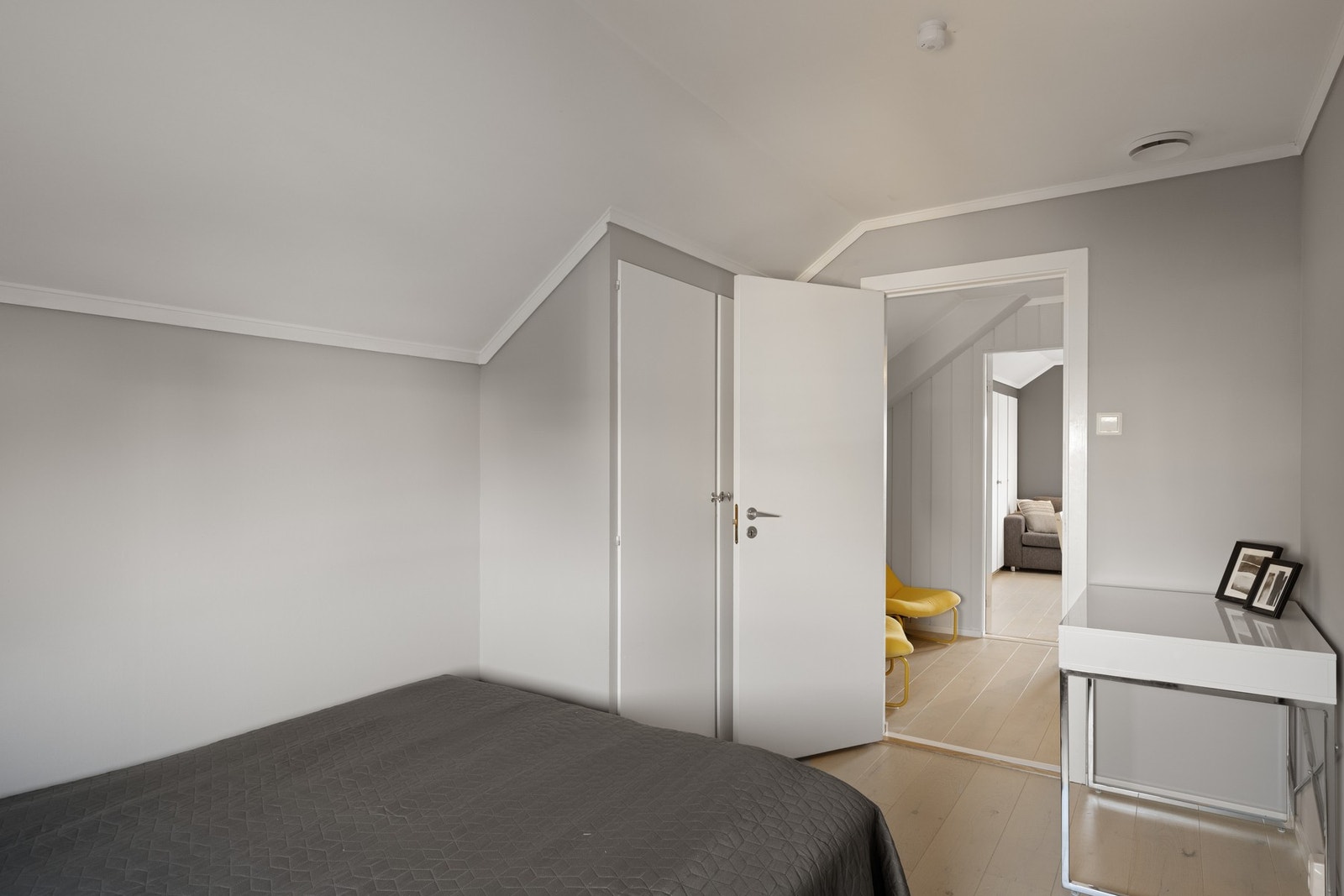 Også med plassbygd garderobe Galleribilde