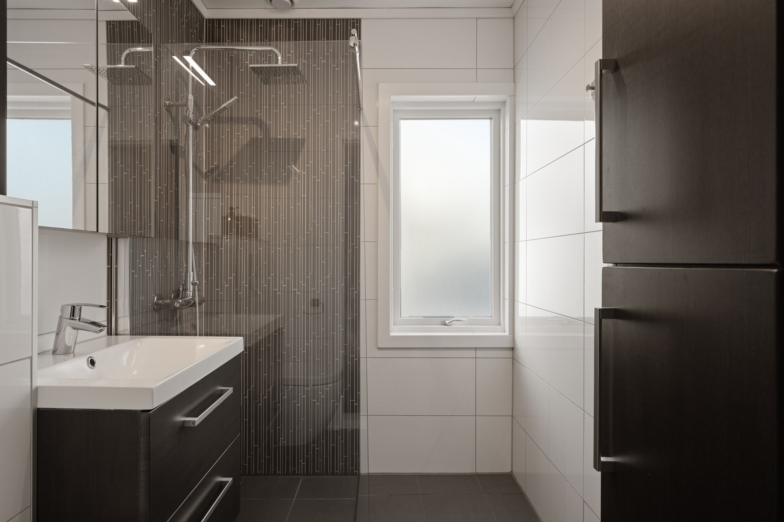 Det flislagte badet har varmekabler og ble pusset opp i 2016 Galleribilde