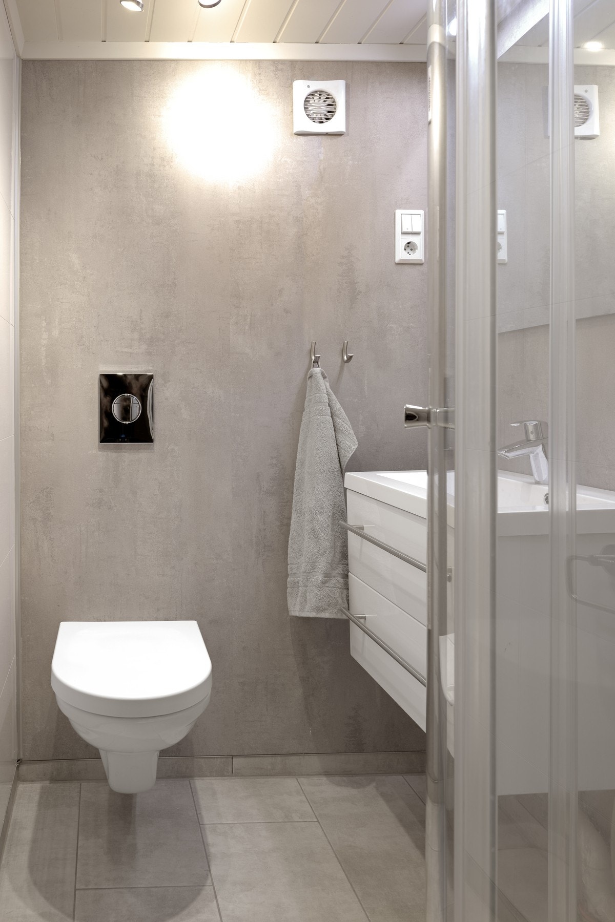 Toalettrom med tilkoblet dusj Galleribilde