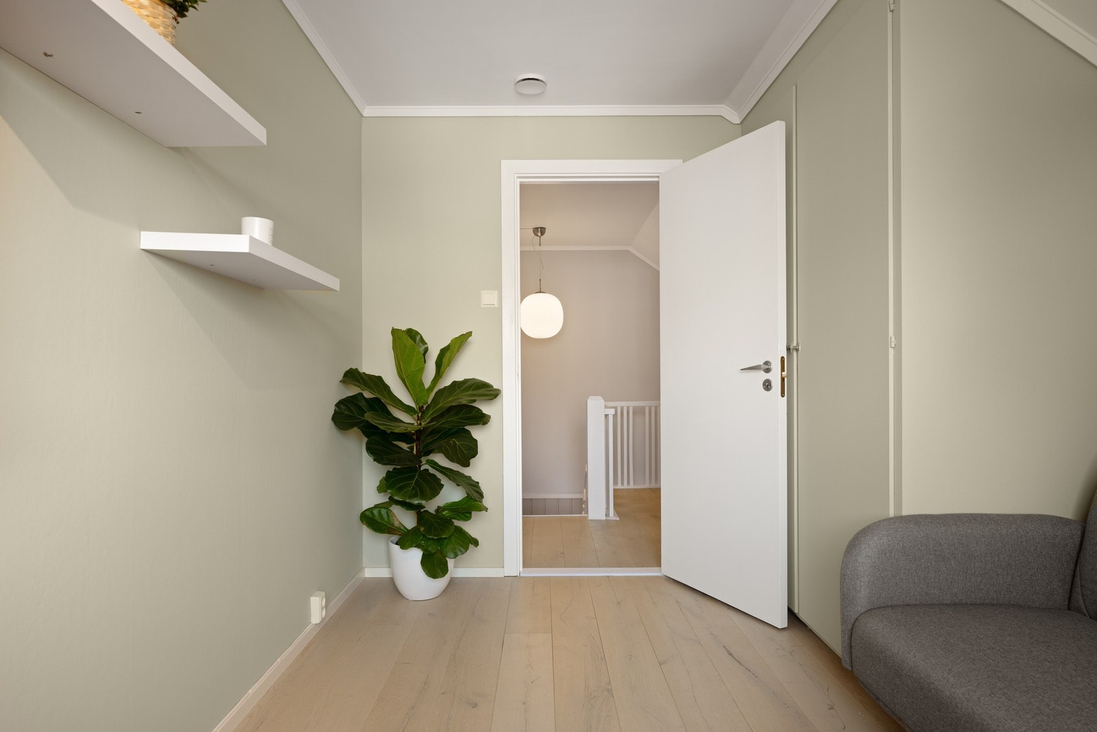 Soverommet er malt i en lys og fin farge Galleribilde