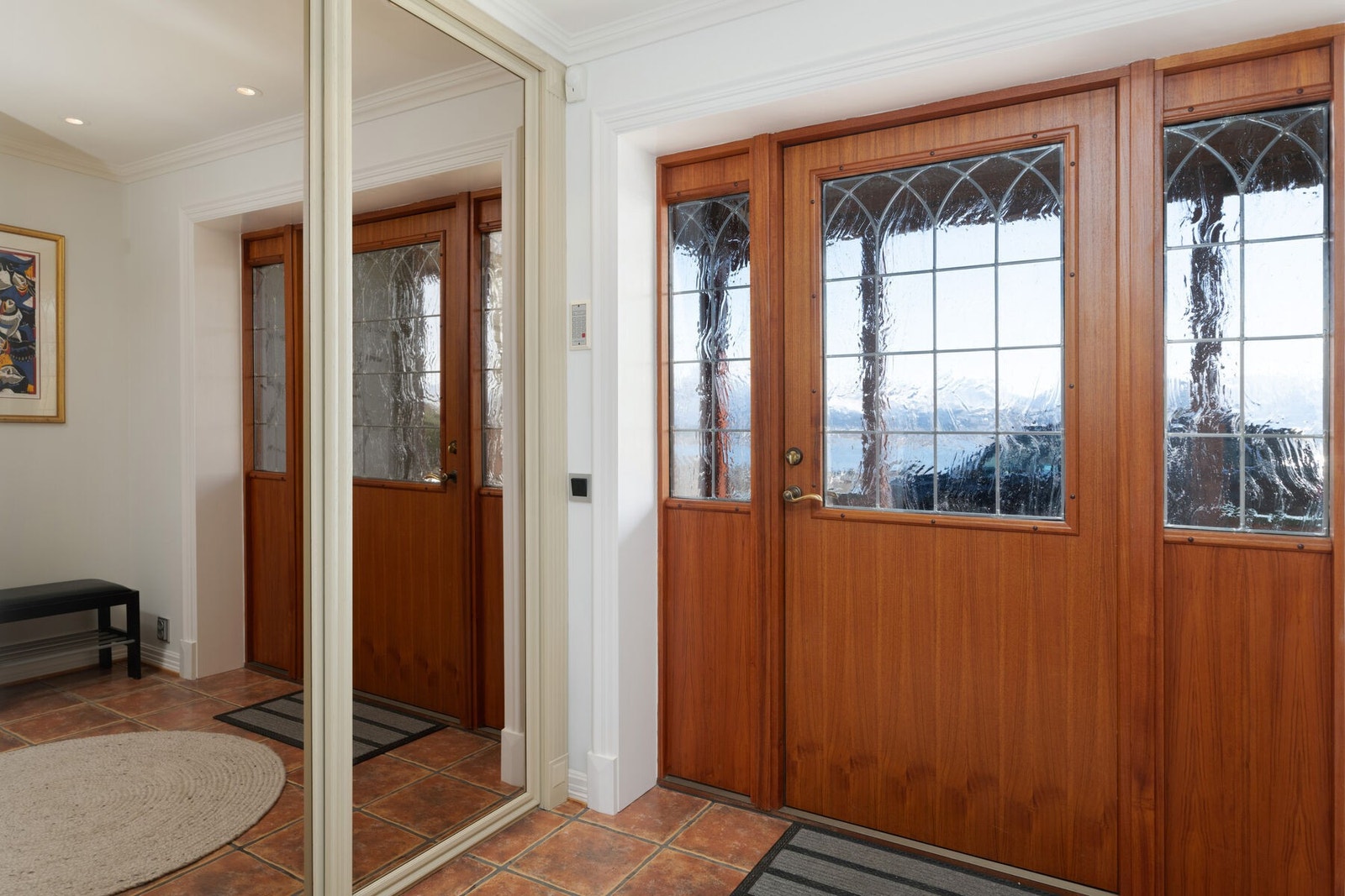 Entré med flislagt gulv og praktisk skyvedørsgarderobe. Galleribilde