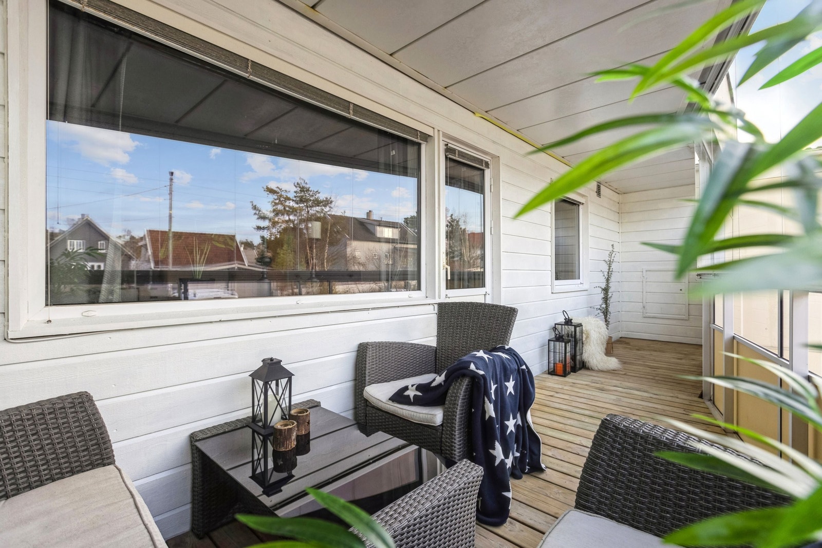 Stor, vestvendt innglasset balkong som man lett åpner og lukker. Ettermiddags og kveldssol. Galleribilde