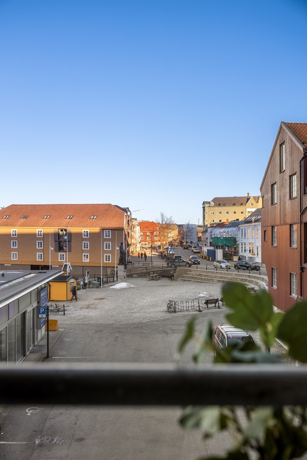Herlig utsikt fra fransk balkong. Borettslaget disponerer også felles takterrasse med gode sol- og utsiktsforhold. Galleribilde