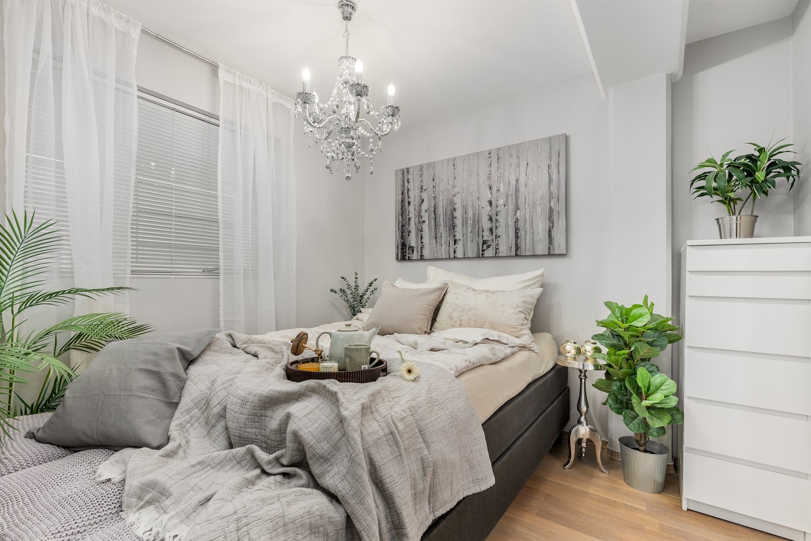 Hovedsoverommet er på 7 kvm og har god plass til seng, nattbord og skap. Galleribilde