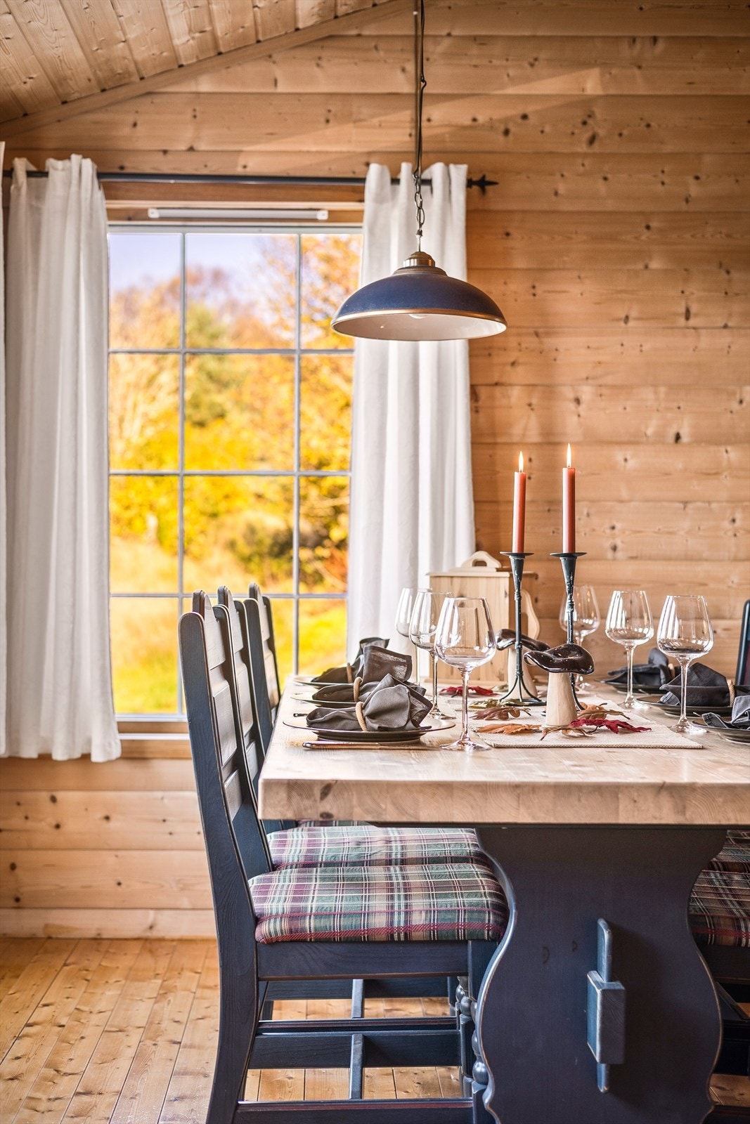 Lys og innbydende spisestue med store vinduer som gir flott utsikt til naturen utenfor. Perfekt for hyggelige måltider. Galleribilde
