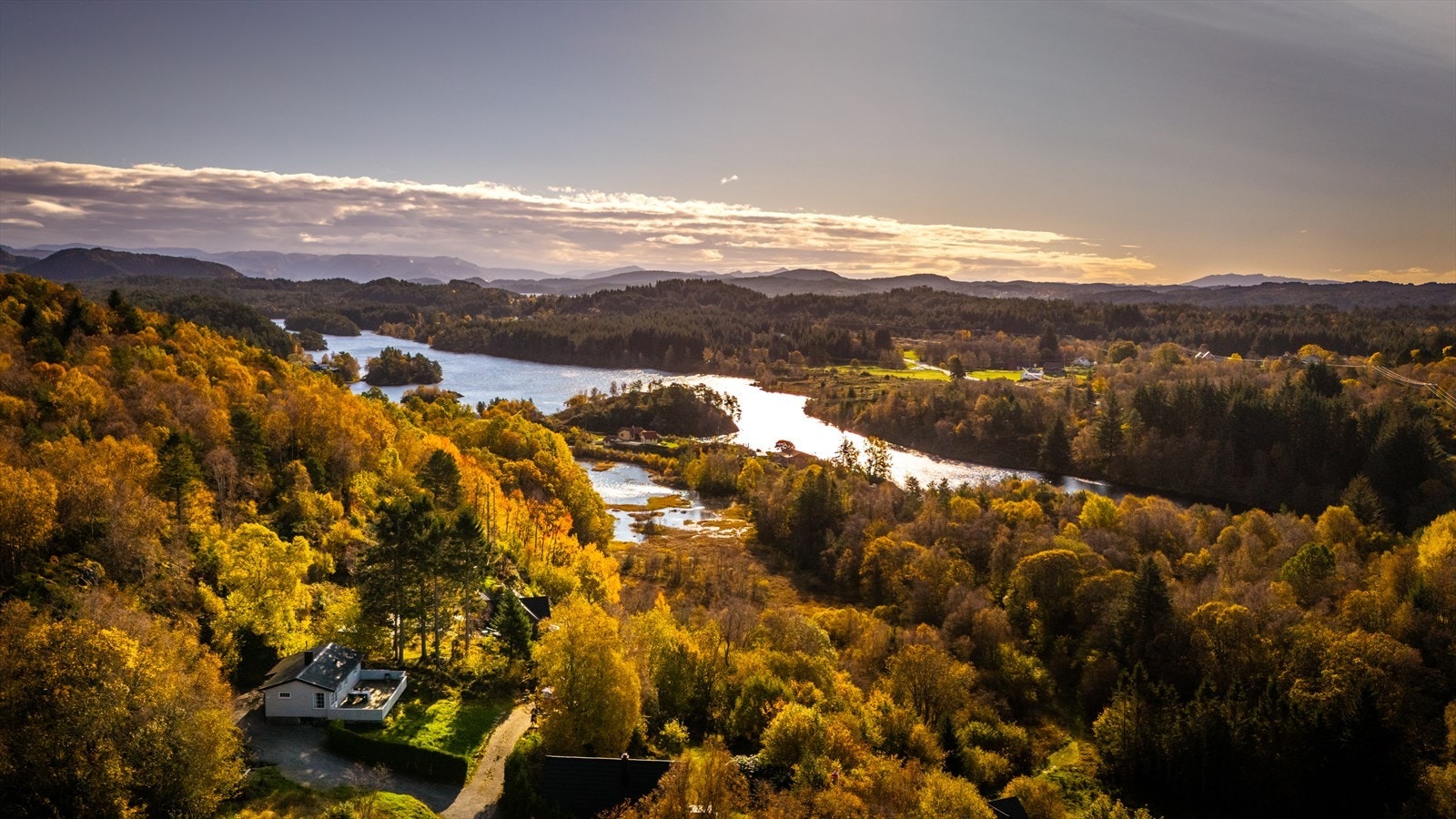Det er flere turstier, fiskemuligheter og kano/kajakk muligheter i området. Blant annet Rylandsvassdragene som omfatter Rylandsvatnet, Bjørndalsvatnet og Storavatnet. Galleribilde
